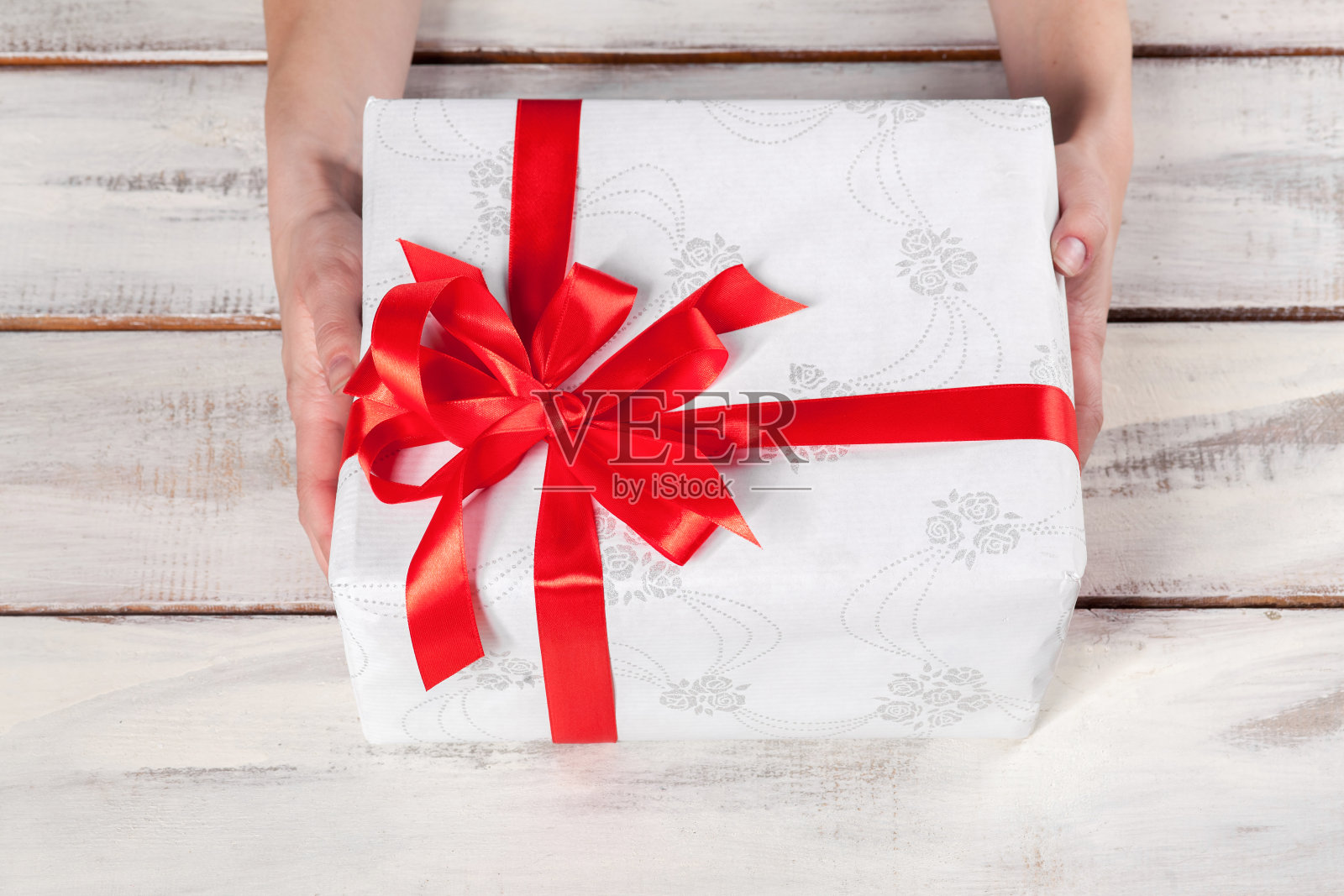 有圣诞礼物的木桌照片摄影图片