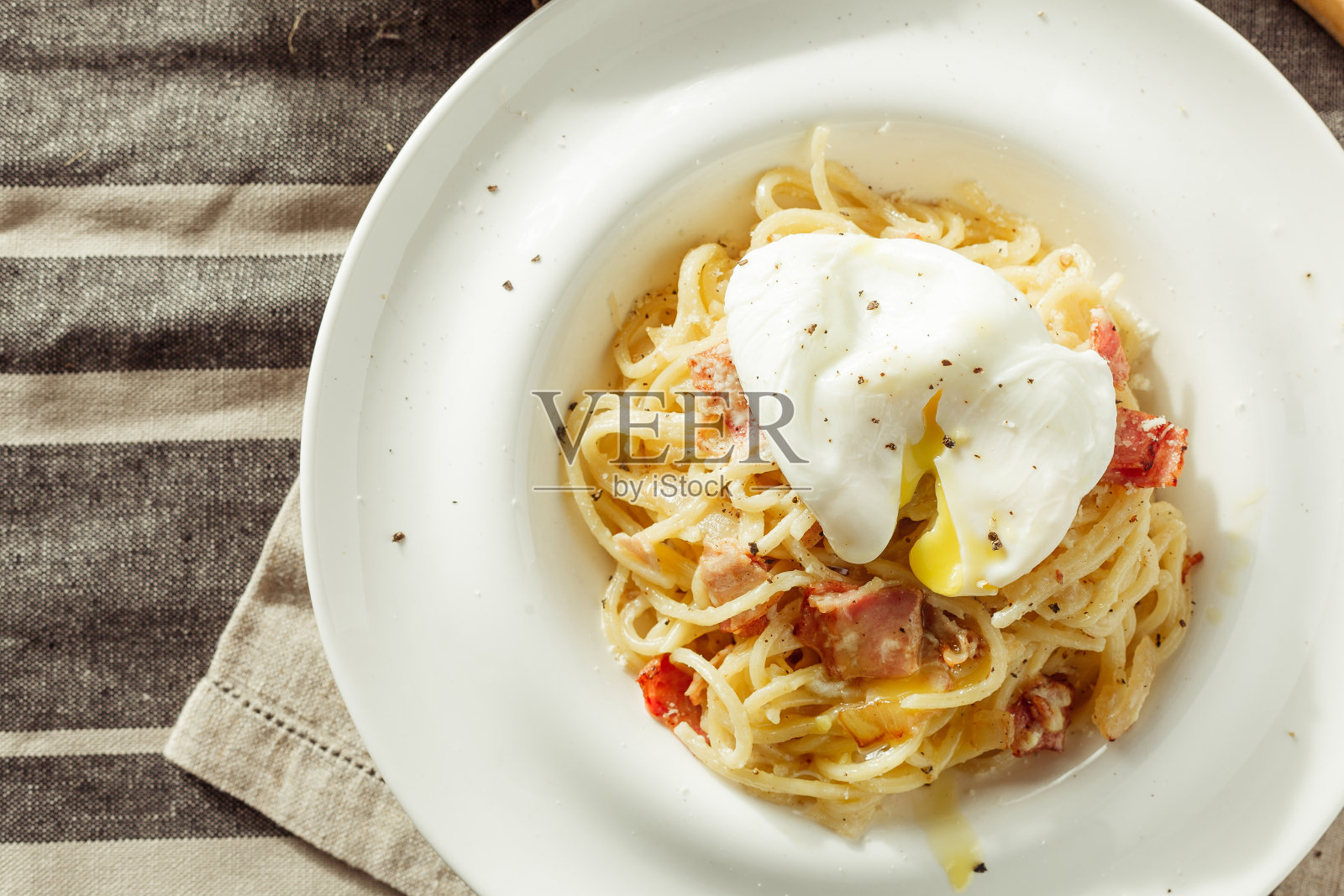 意大利面条加荷包蛋。意大利菜照片摄影图片