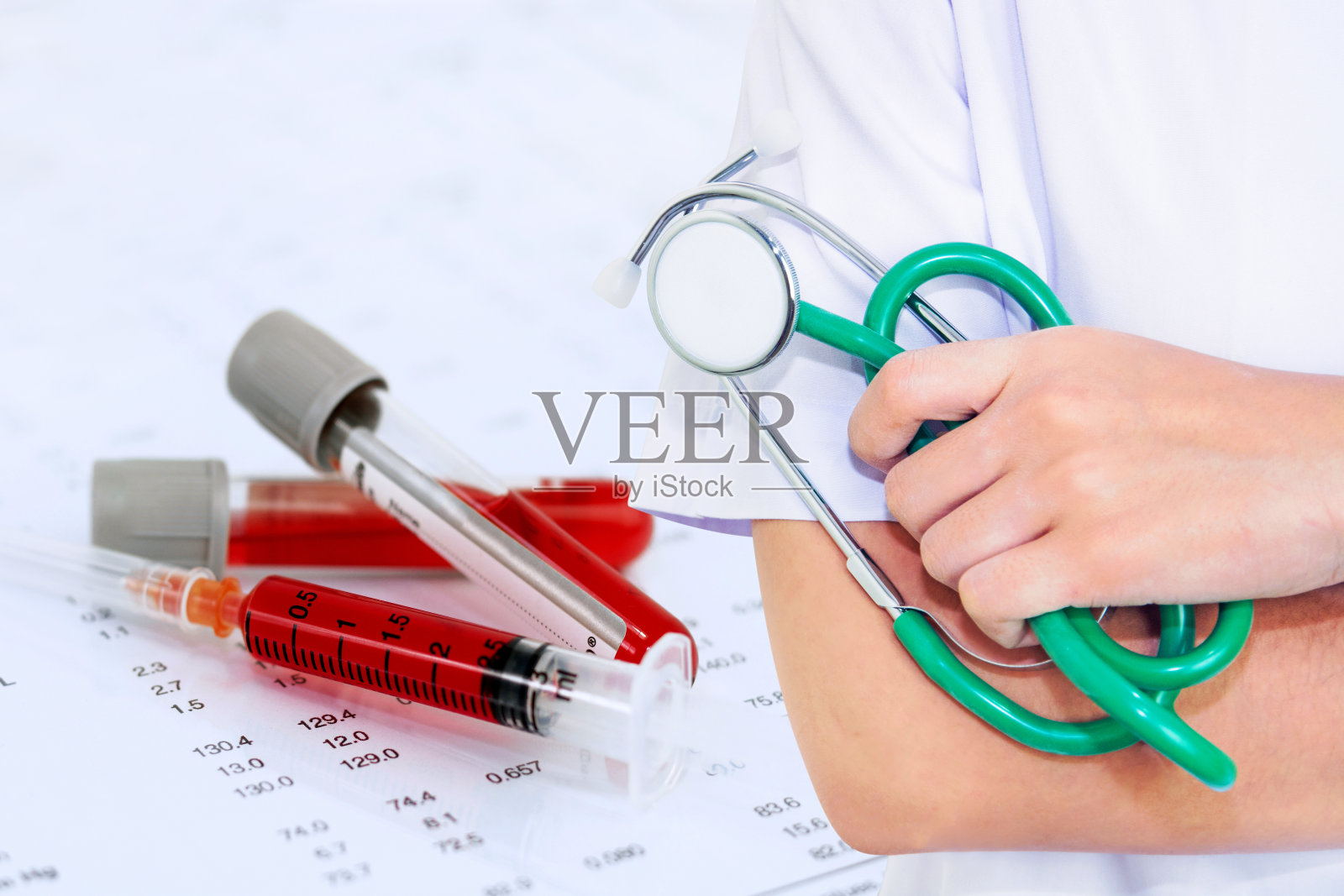 医生用听诊器检查空腹血糖照片摄影图片