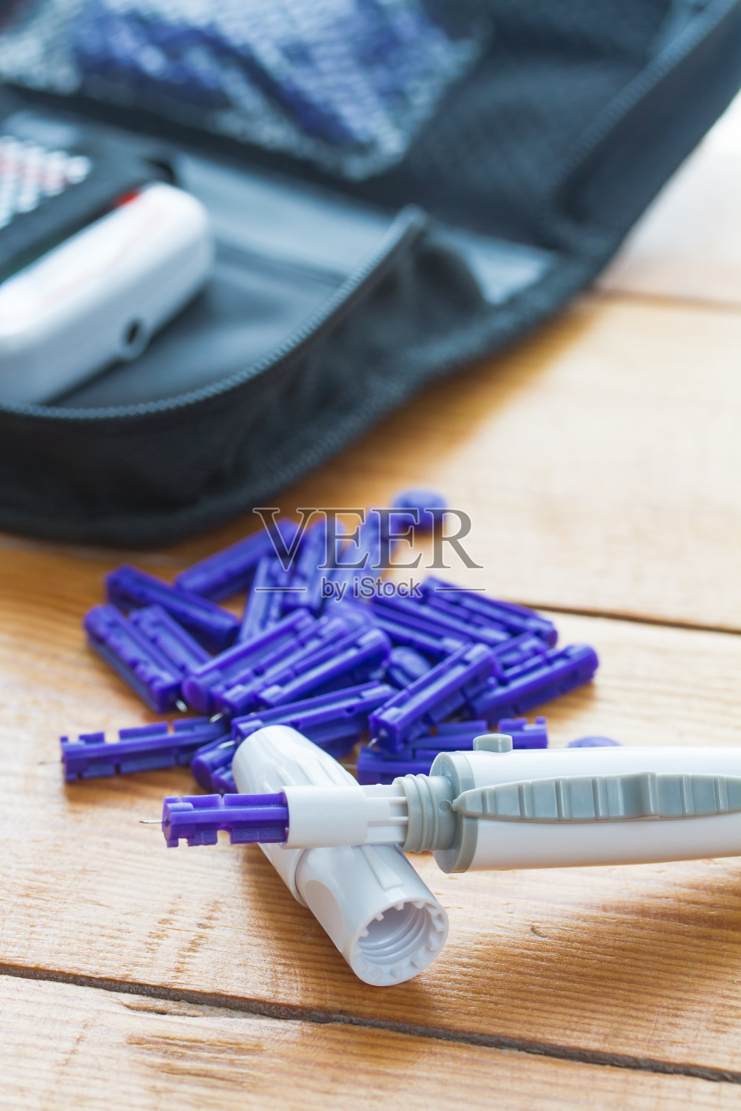 患者在木背景下测量血糖水平，照片摄影图片