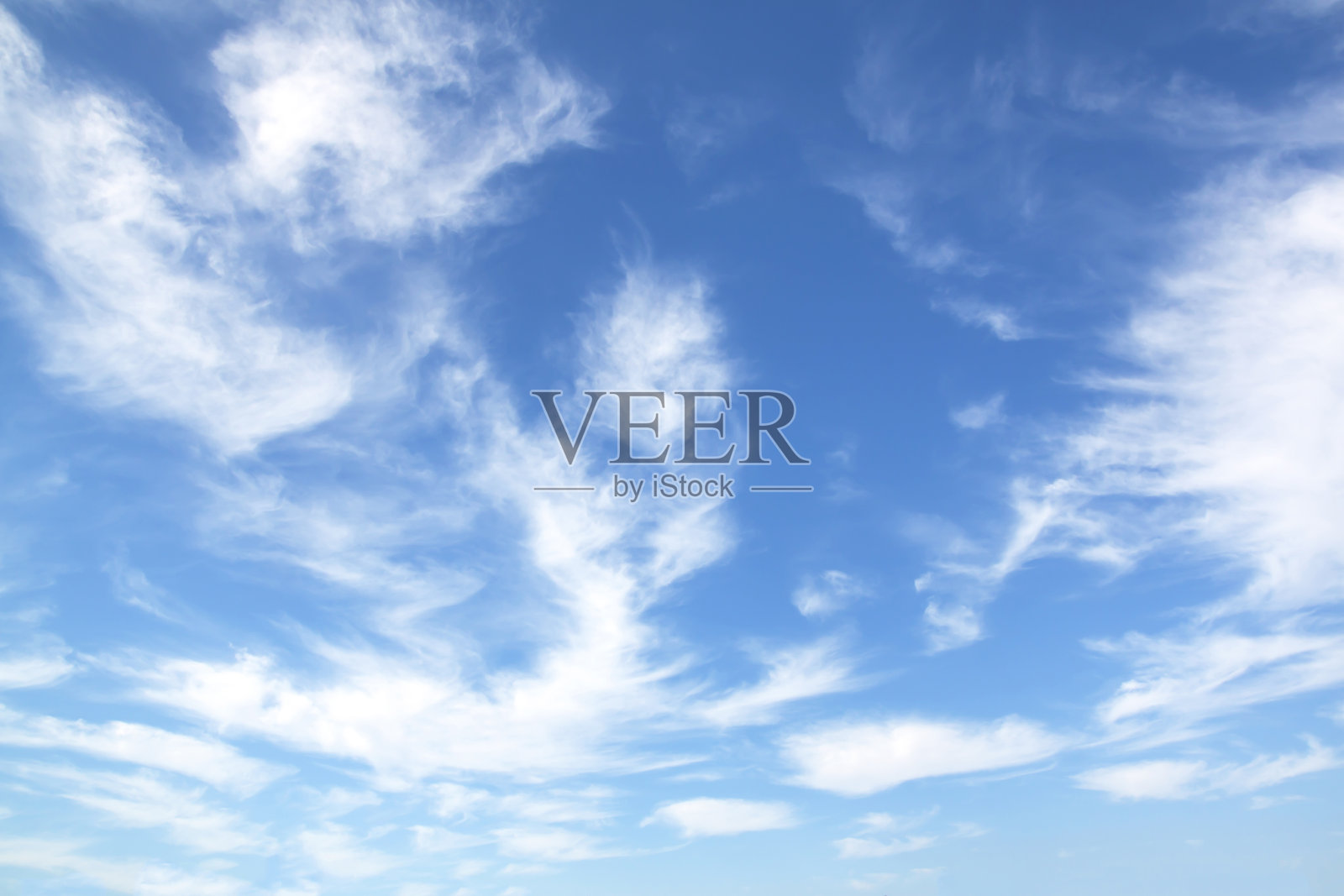 蓝色的天空背景。照片摄影图片