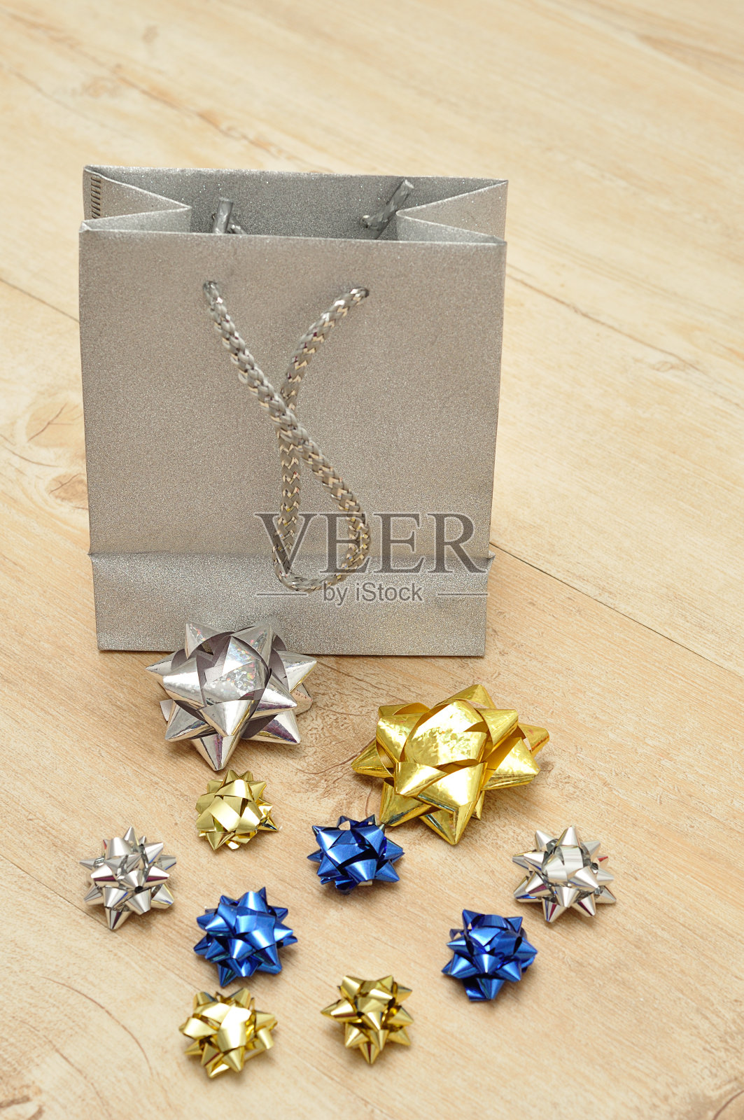 银色礼品袋，有各种彩色的蝴蝶结照片摄影图片