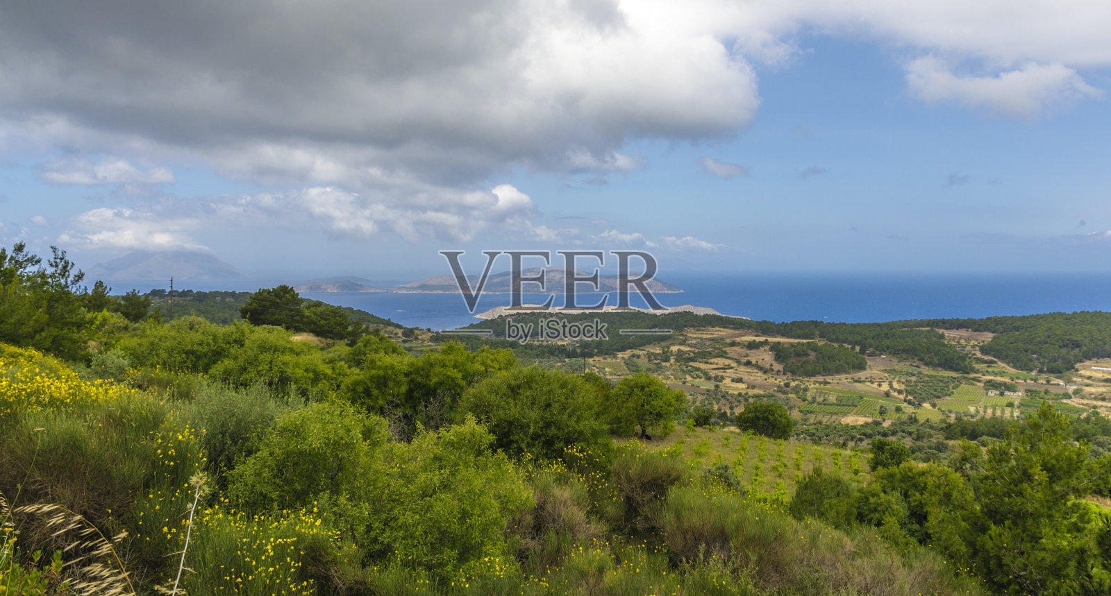 美丽的山和山谷景色在罗兹希腊照片摄影图片