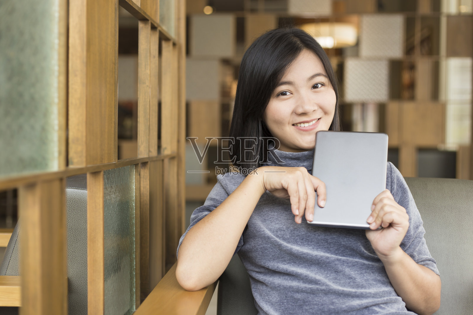 在咖啡店里用平板电脑的女人照片摄影图片