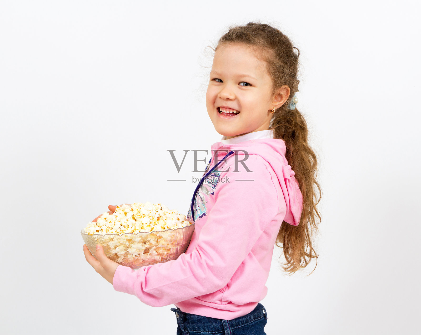 一个拿着爆米花的小女孩的肖像照片摄影图片