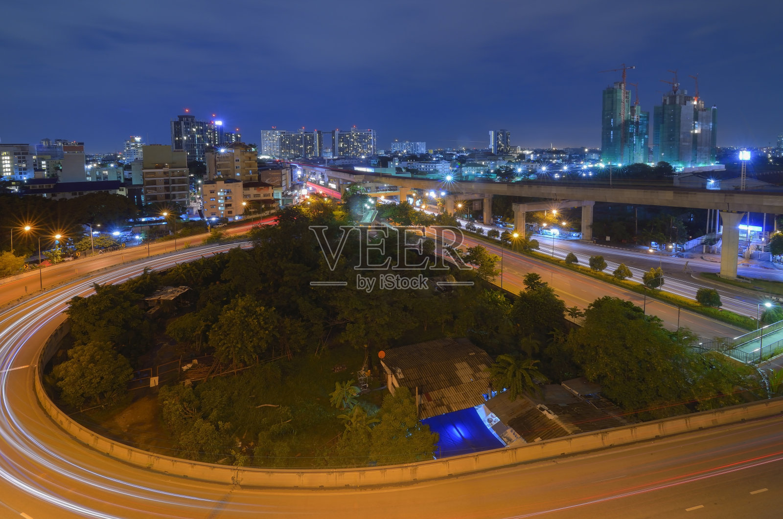 道路交叉路口的夜间轨迹照片摄影图片