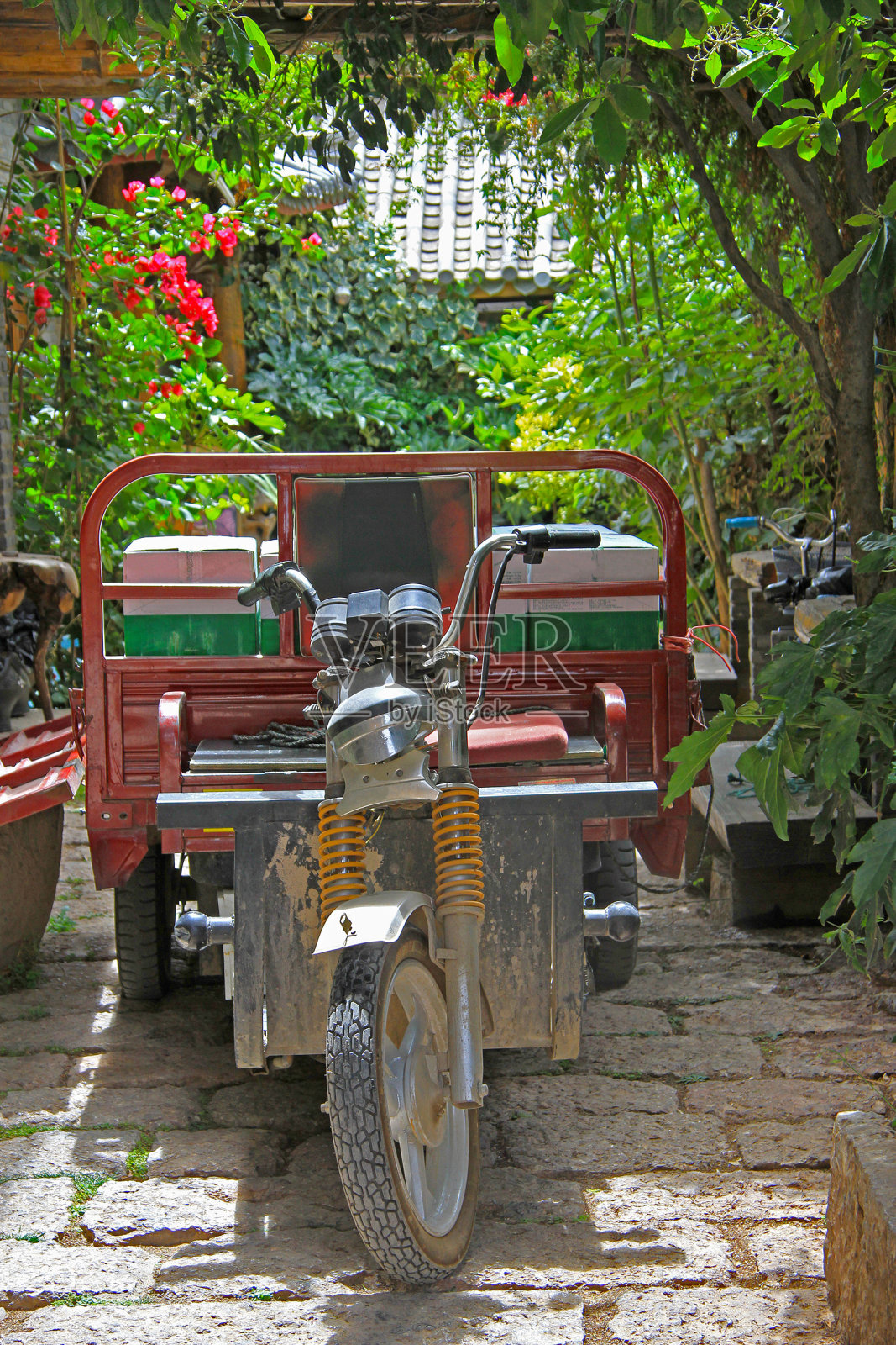 以花园为背景的机动三轮车照片摄影图片