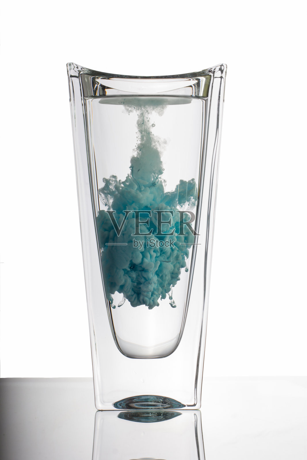 高速照片的墨水滴在水中照片摄影图片