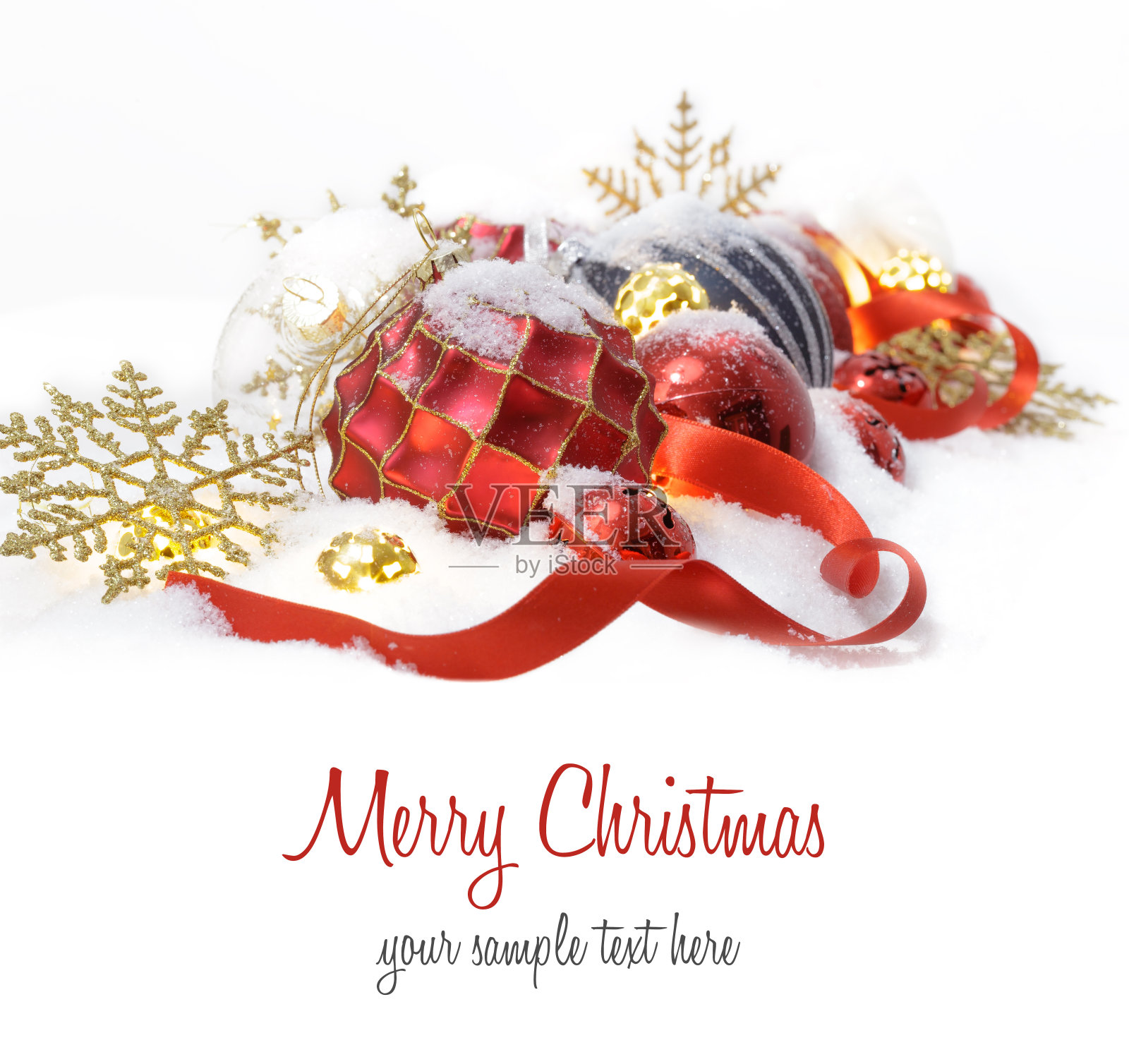 圣诞饰品在雪中用红丝带装饰照片摄影图片