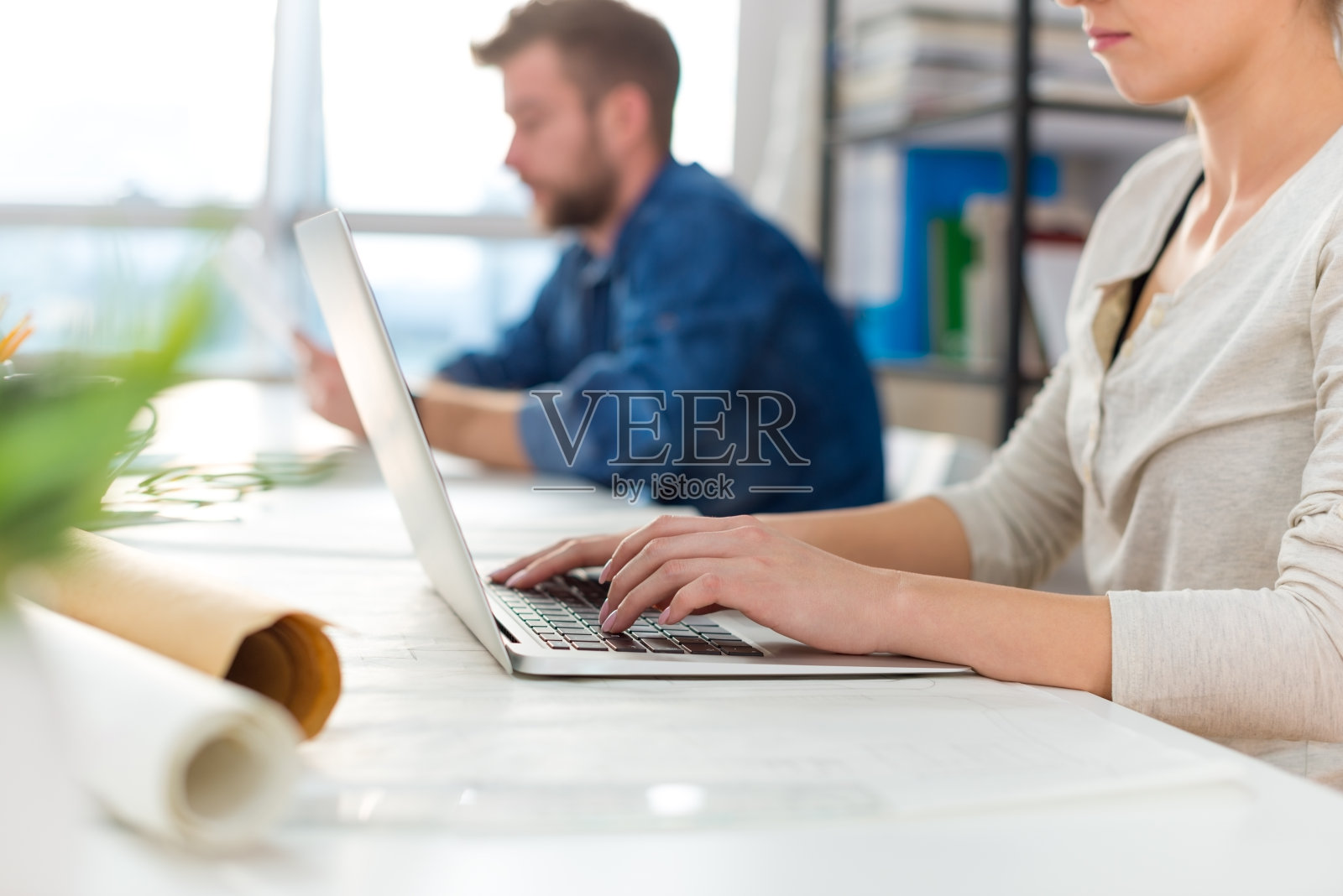 笔记本电脑上打字照片摄影图片