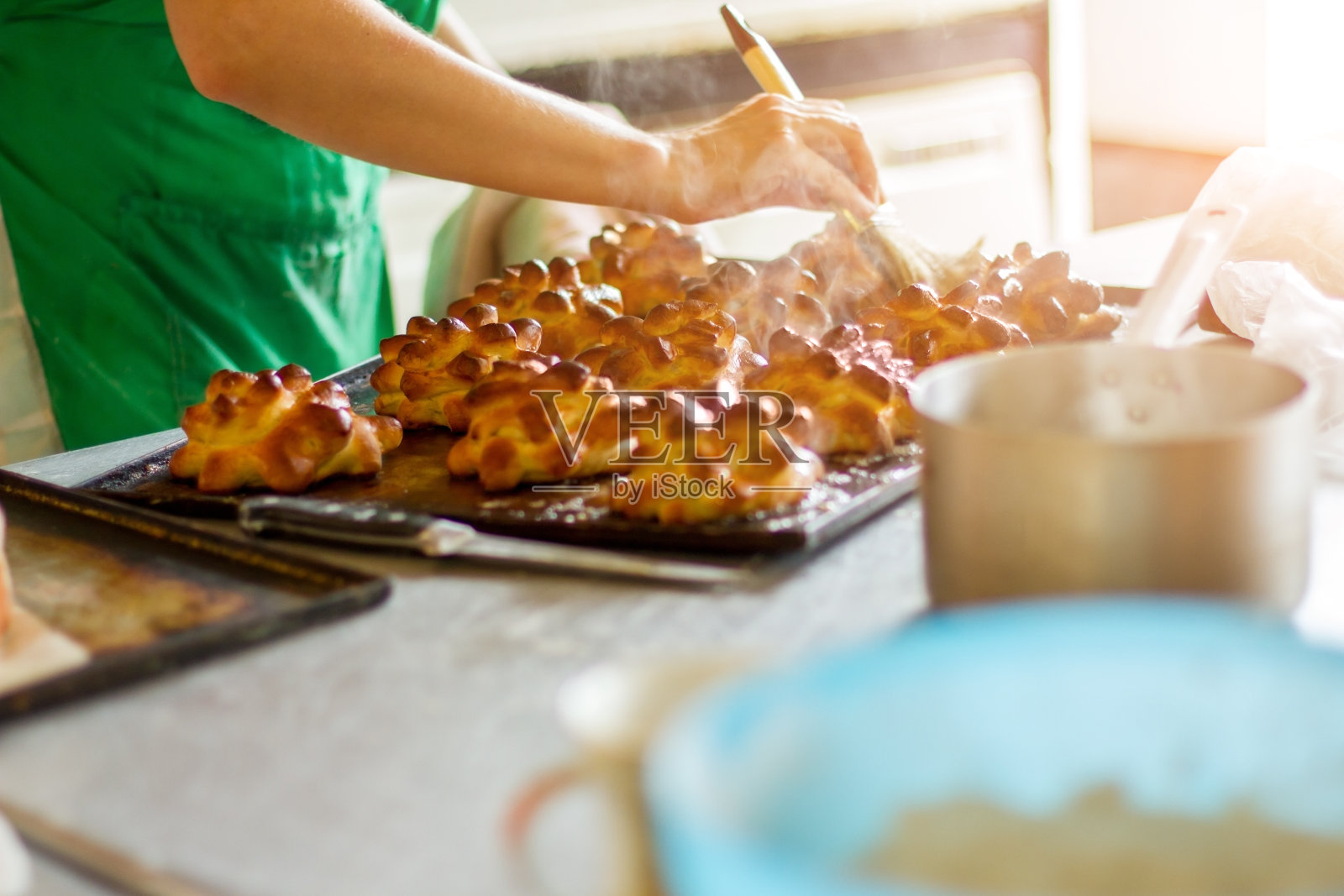 用画笔用手触摸糕点。照片摄影图片