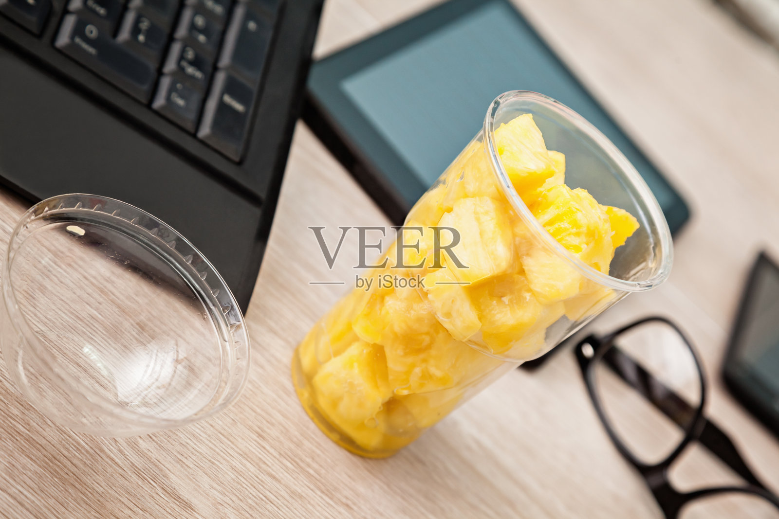 办公室的水果午餐盒照片摄影图片