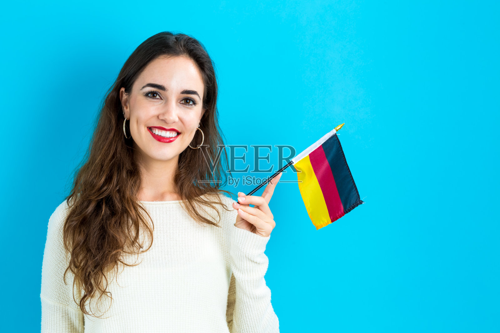 手持德国国旗的年轻女子照片摄影图片