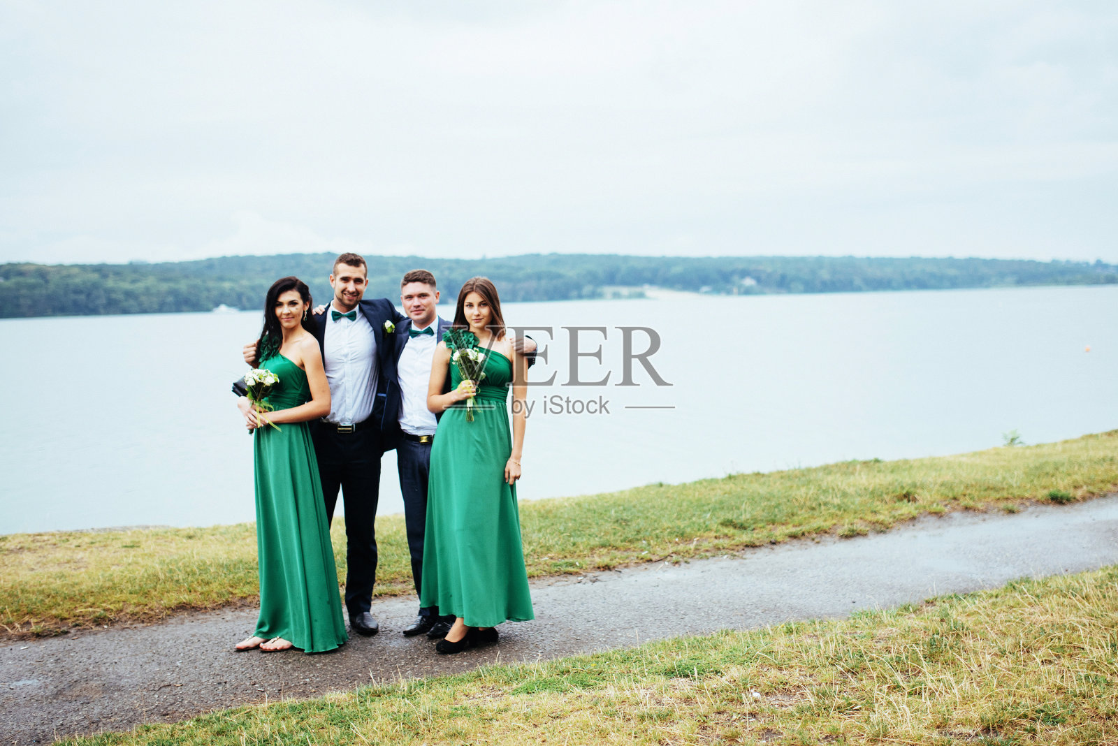 一个年轻漂亮的司机和伴娘的肖像。婚礼照片摄影图片