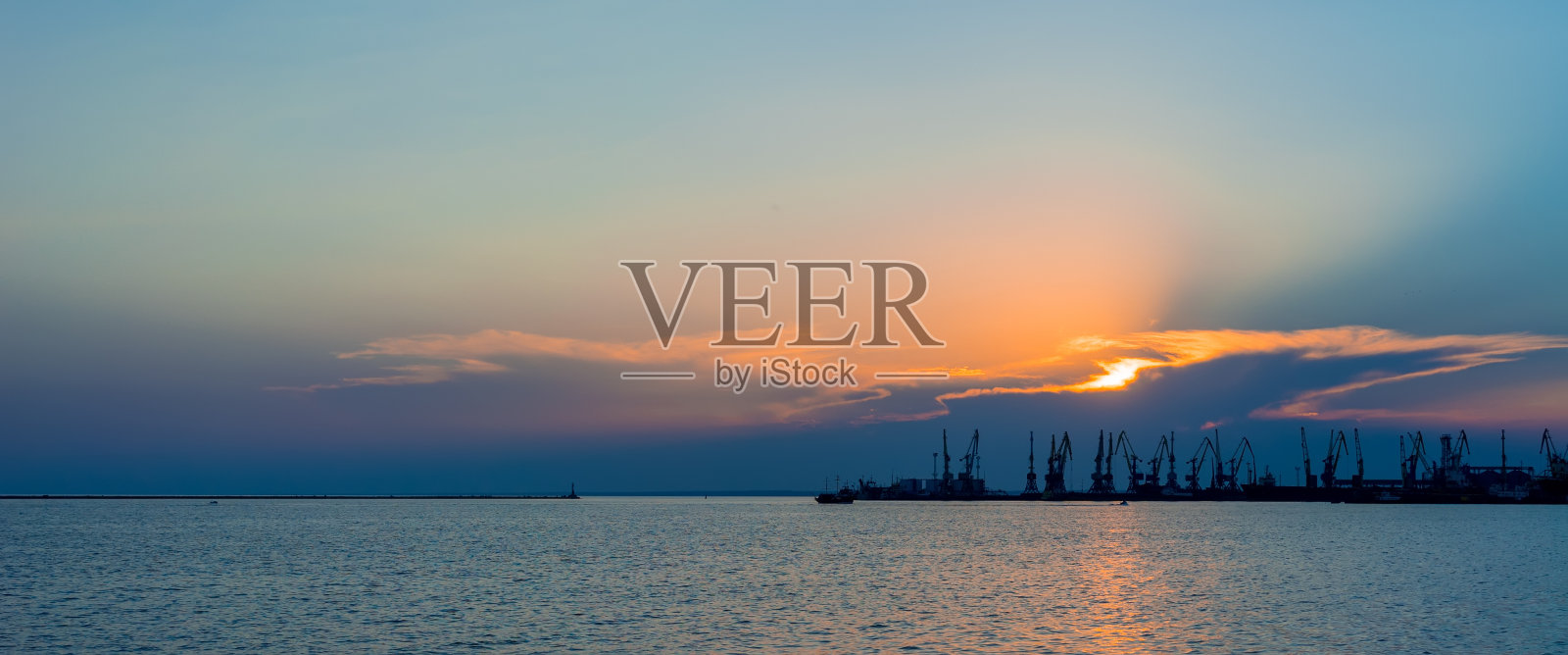 工业集装箱货运贸易港口日落景象照片摄影图片