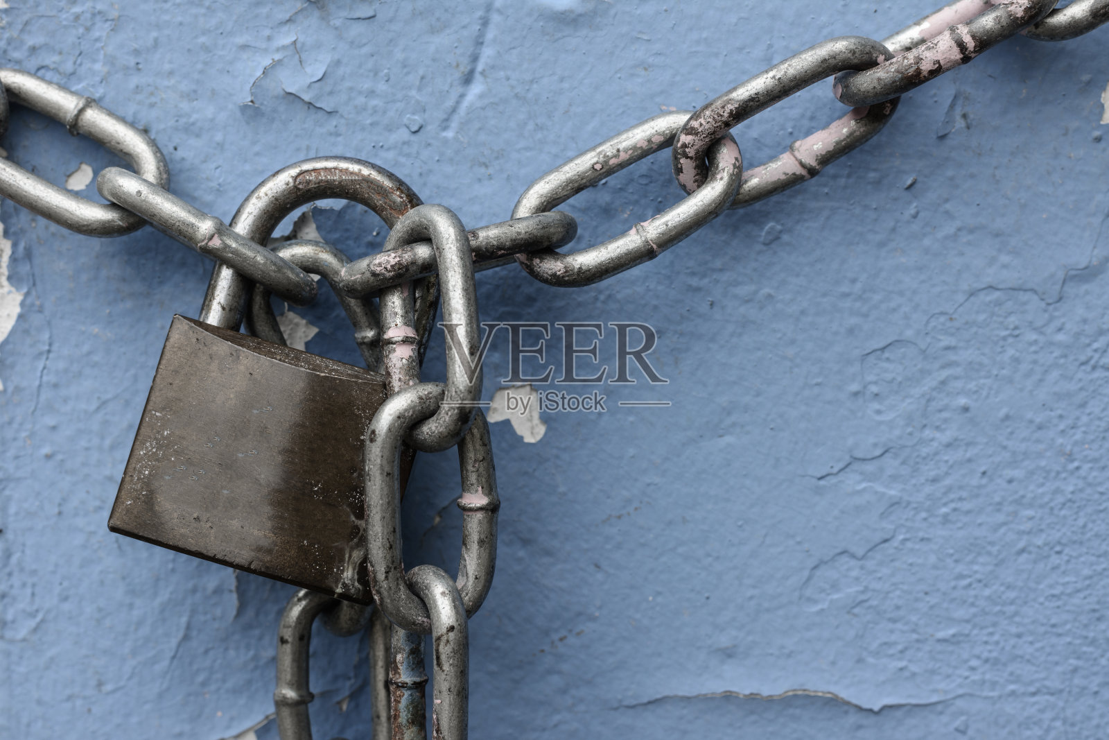 旧钥匙和生锈的链条。照片摄影图片