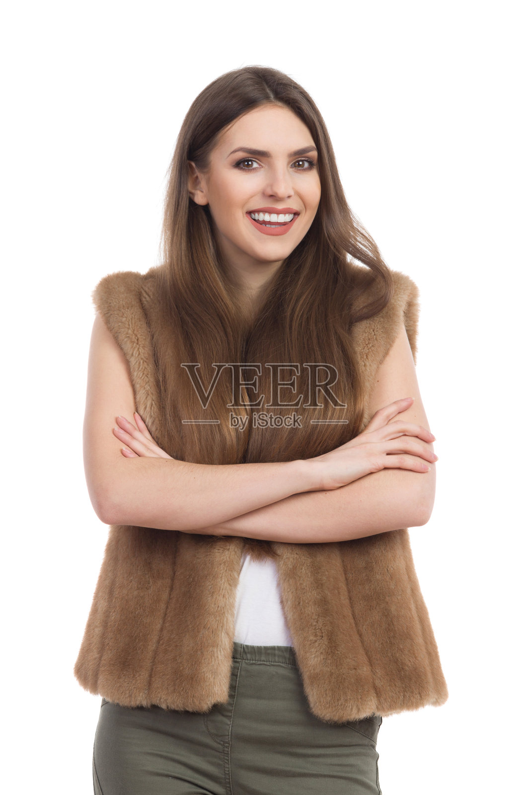 微笑的年轻女子在棕色毛皮背心照片摄影图片