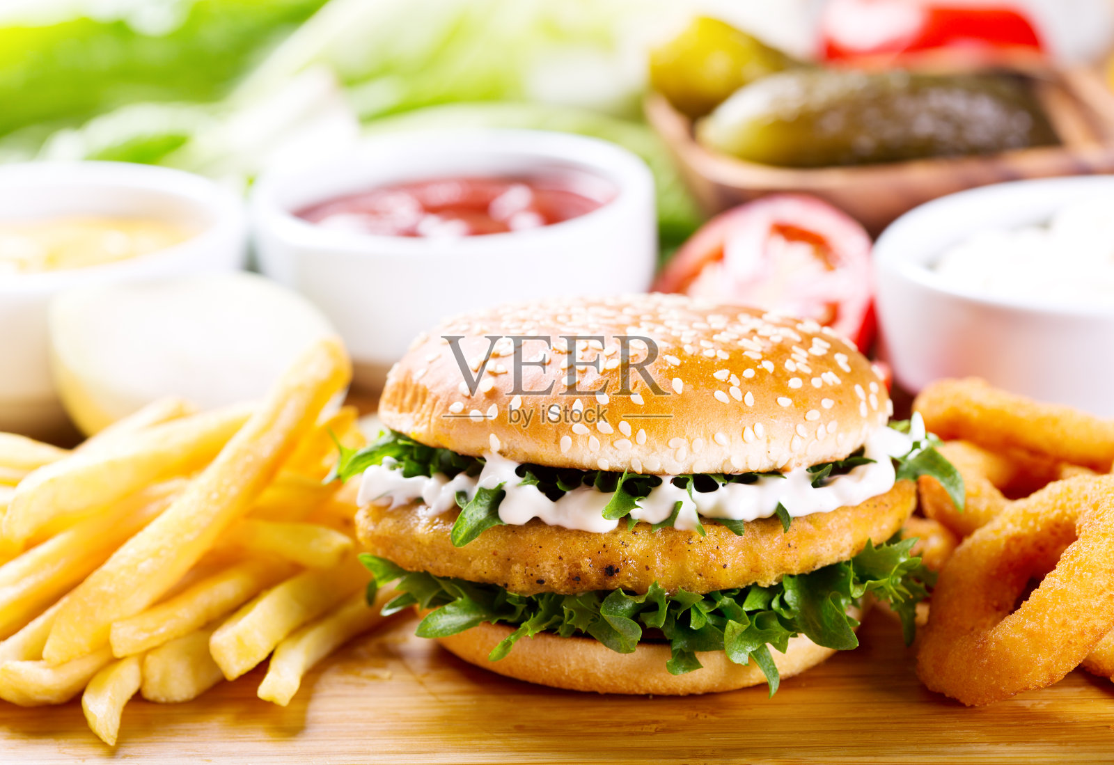 汉堡加鸡肉和薯条照片摄影图片