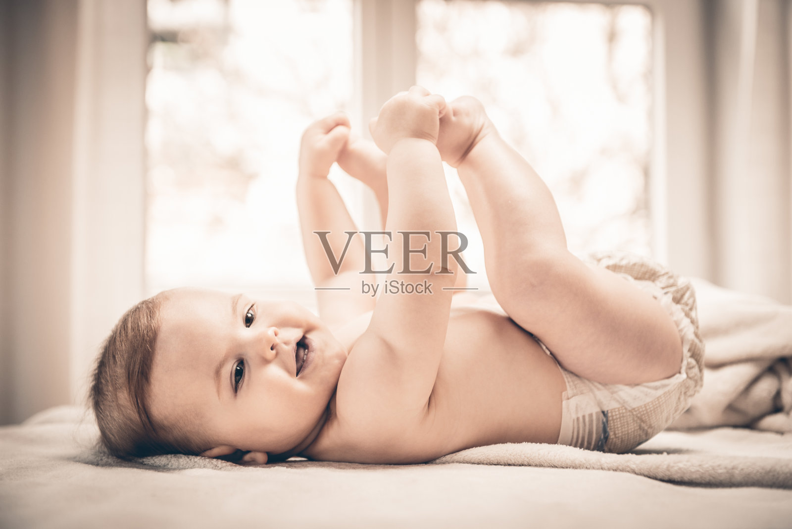 快乐的小宝贝照片摄影图片