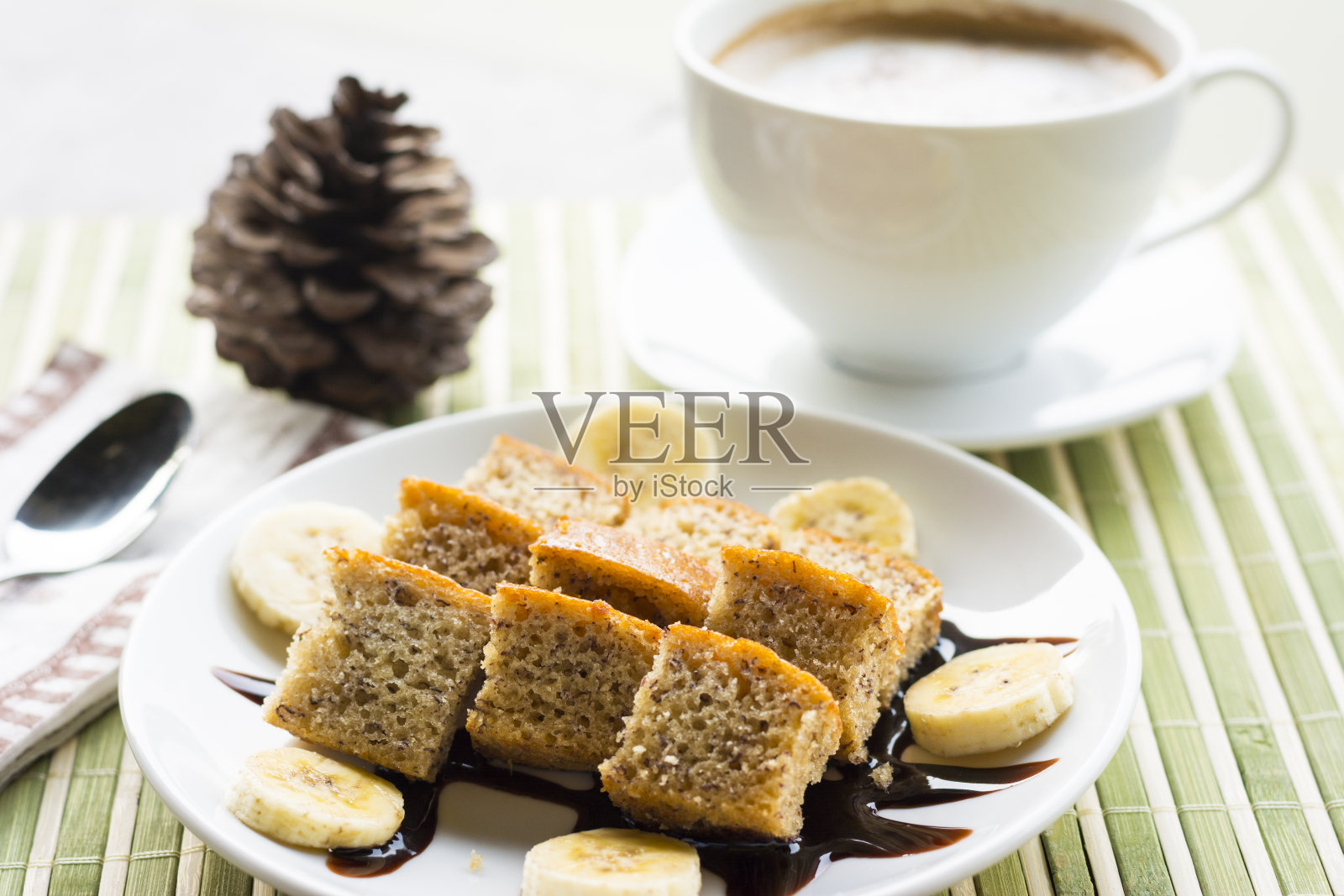 香蕉蛋糕配热咖啡，专注于香蕉蛋糕照片摄影图片