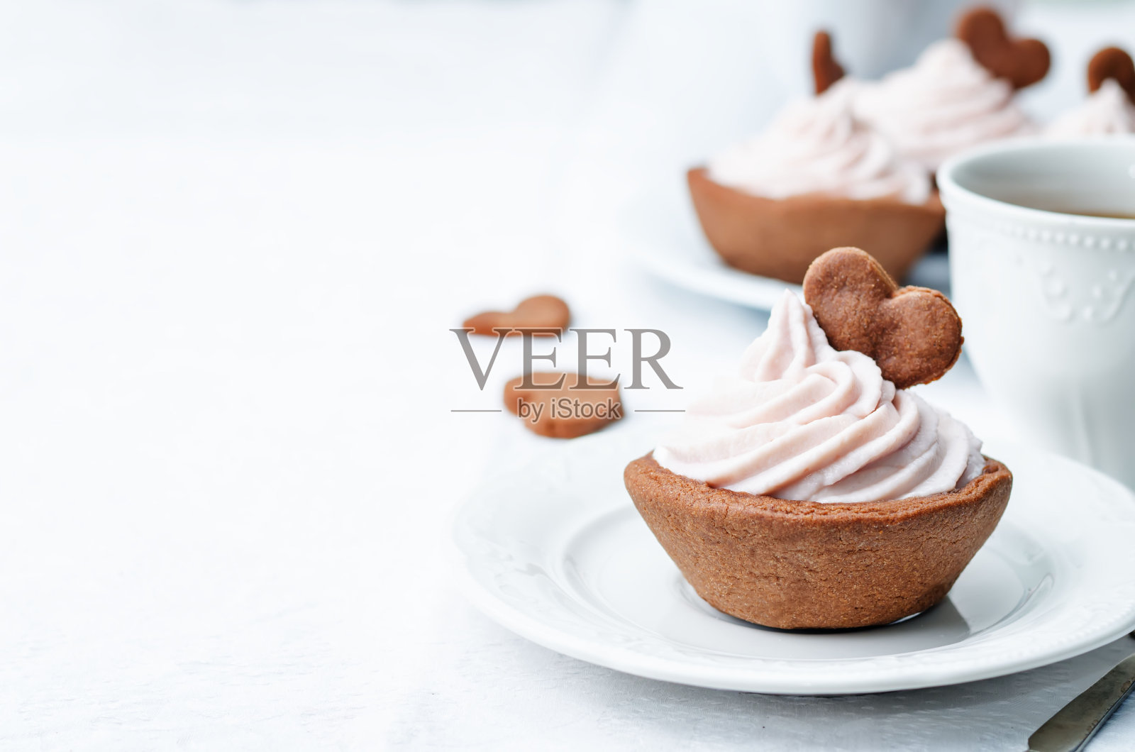 巧克力馅饼配草莓奶油芝士糖霜照片摄影图片