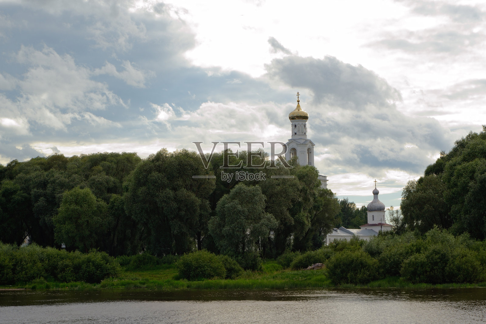 树林里的正统修道院照片摄影图片