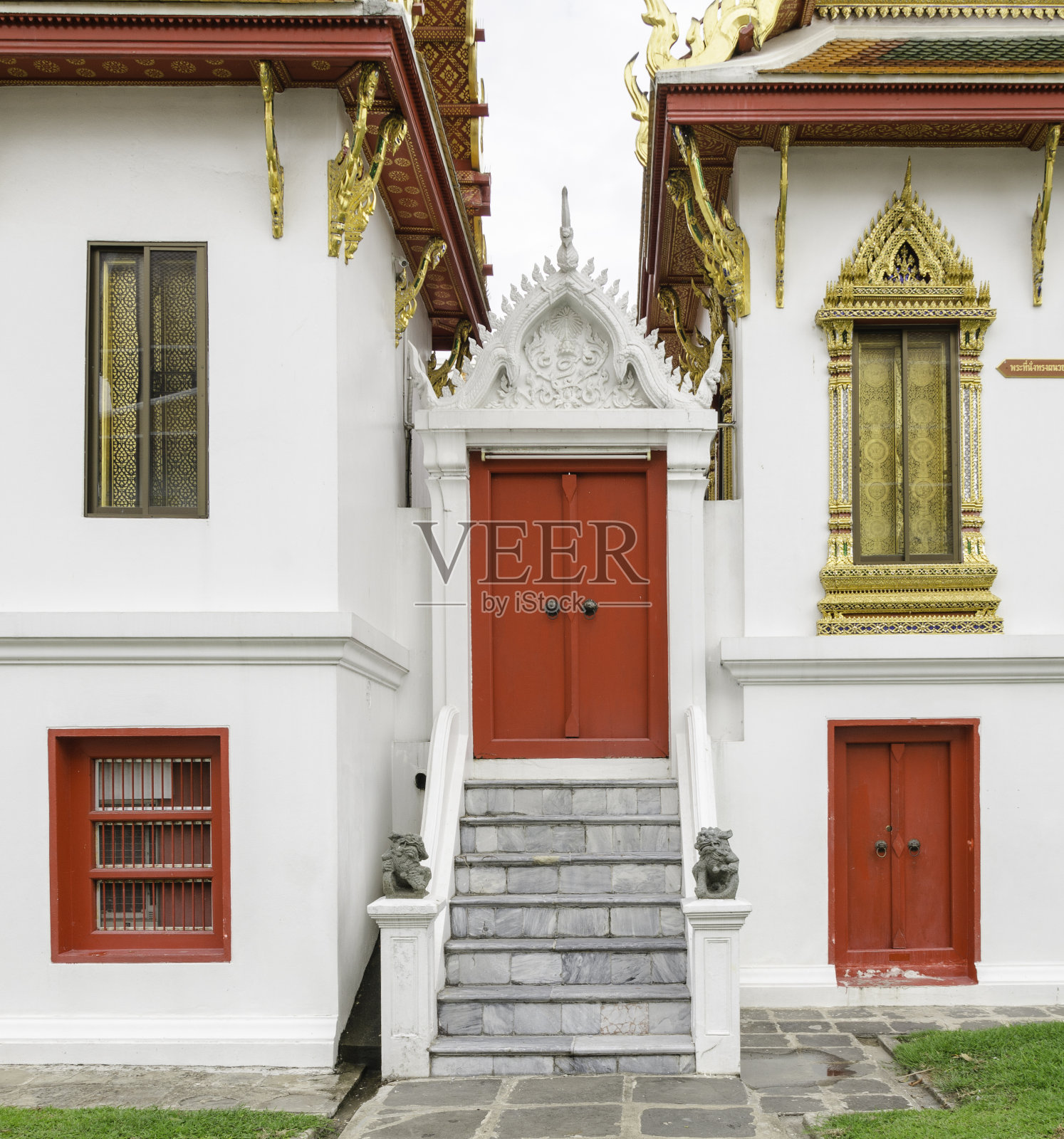 泰国古老的红色雕刻木门照片摄影图片