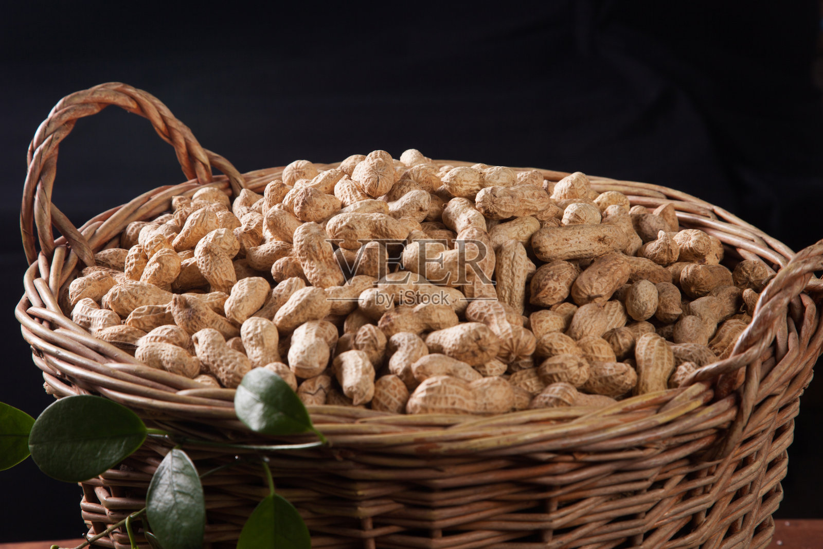 篮子里的带壳花生干照片摄影图片