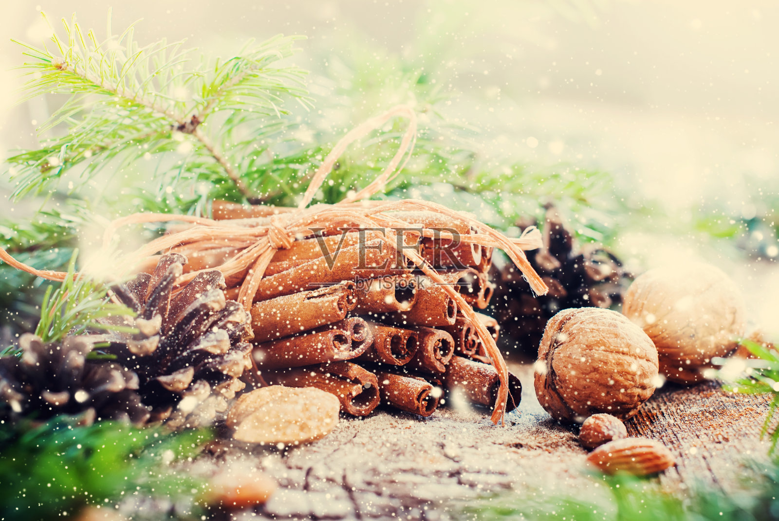 肉桂棒和天然食品。雪。健美的照片摄影图片