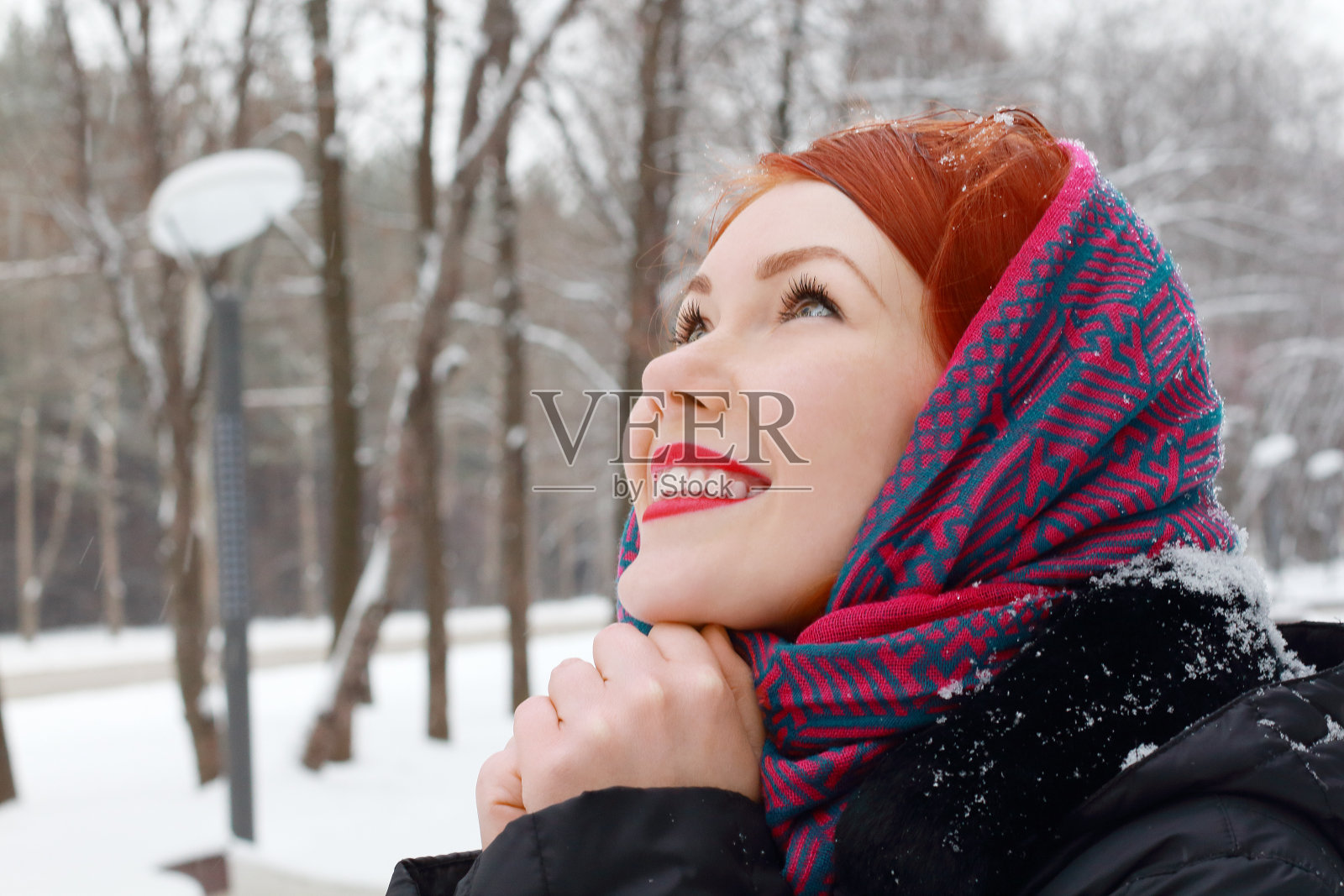 漂亮的女孩双手合十向上看照片摄影图片