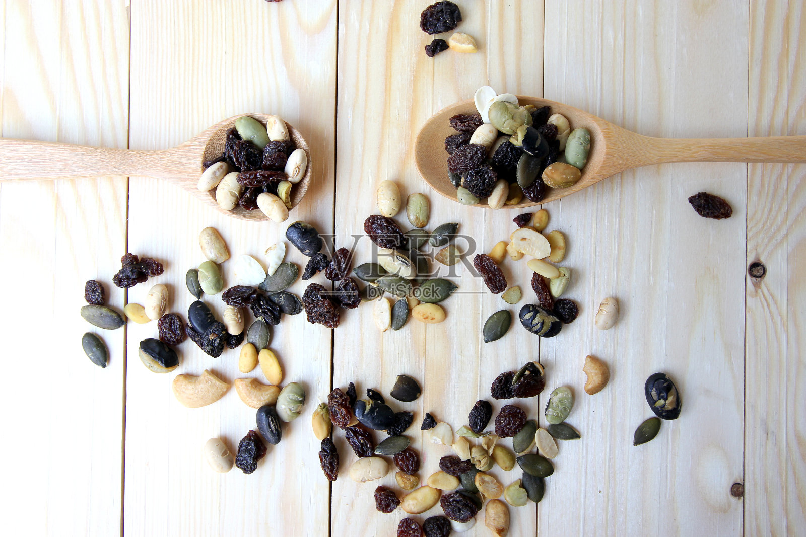 有机混合坚果与木勺在木材背景照片摄影图片