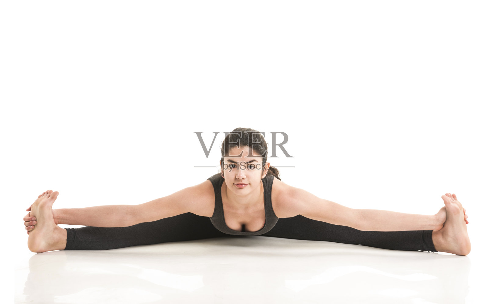 女子展示广角坐姿前屈瑜伽姿势照片摄影图片