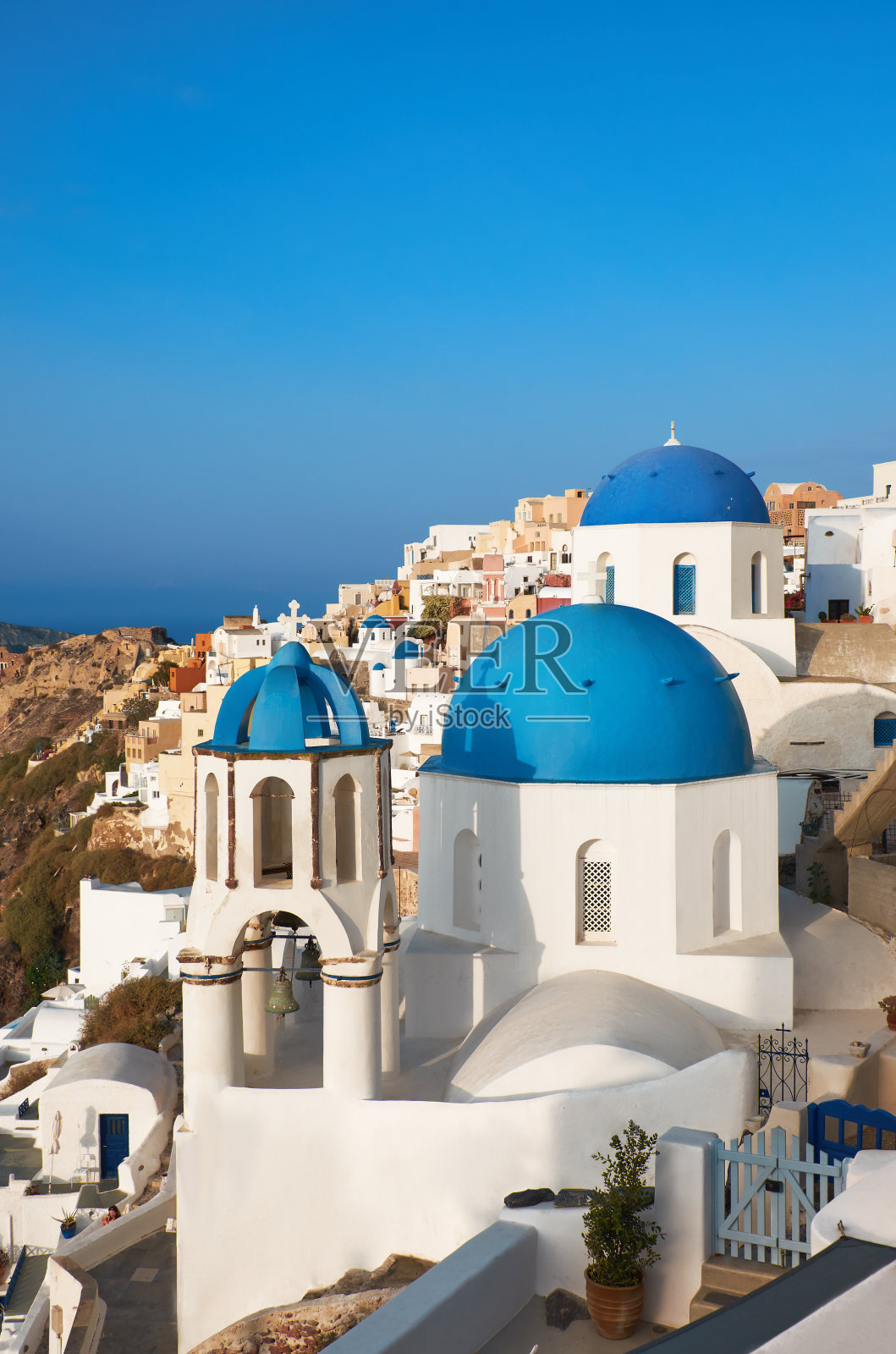 圣托里尼岛伊亚当地教堂的蓝色圆顶，全景图照片摄影图片
