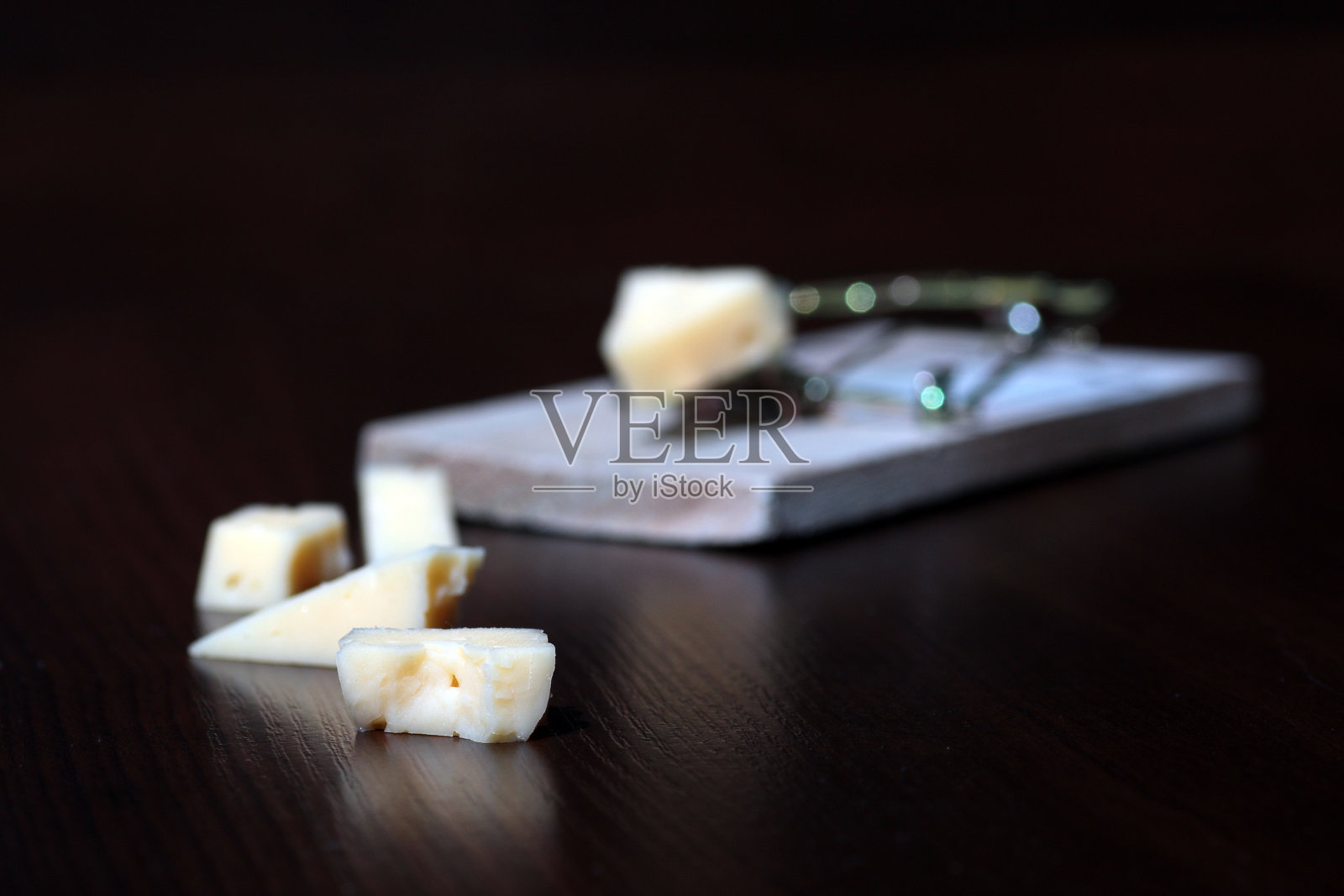 捕鼠器里的奶酪照片摄影图片