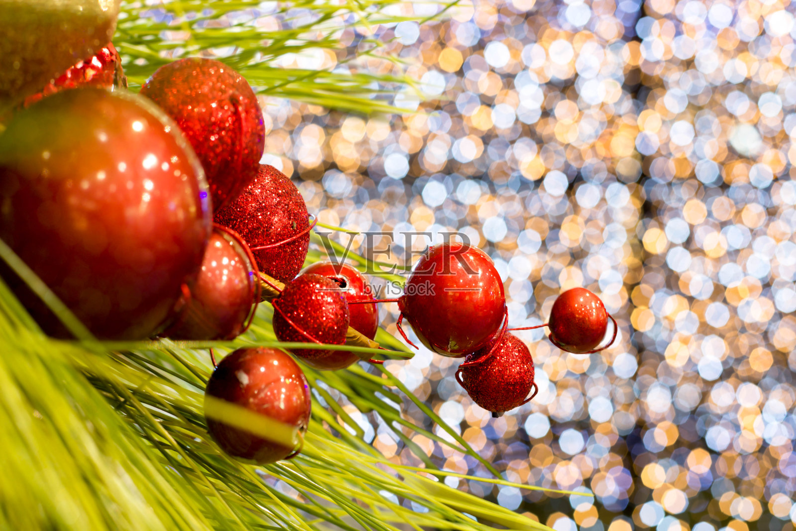 圣诞球与光散景背景照片摄影图片