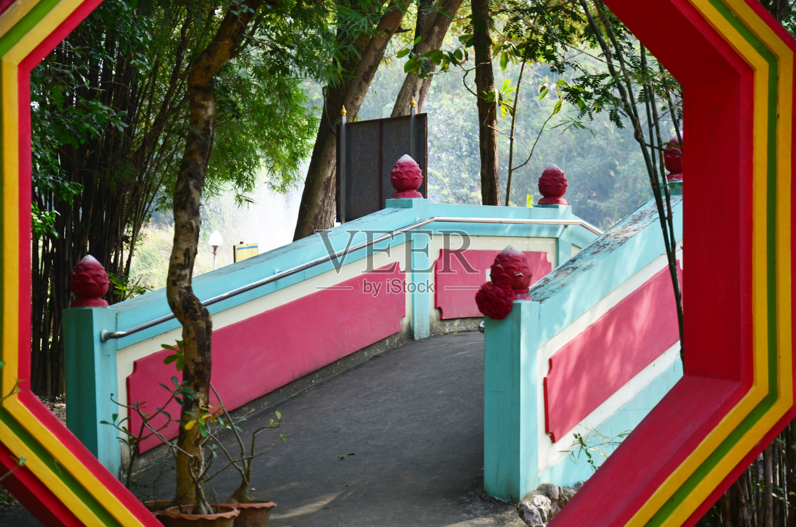 泰国寺庙中国花园中的巴卦照片摄影图片