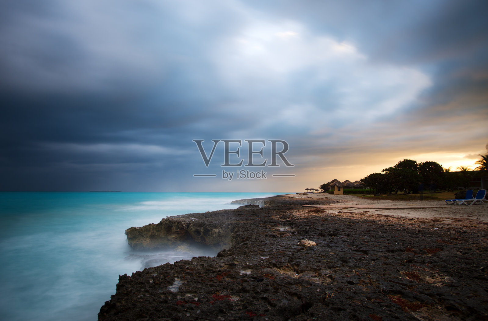 日落后海滩长时间暴露海景照片摄影图片