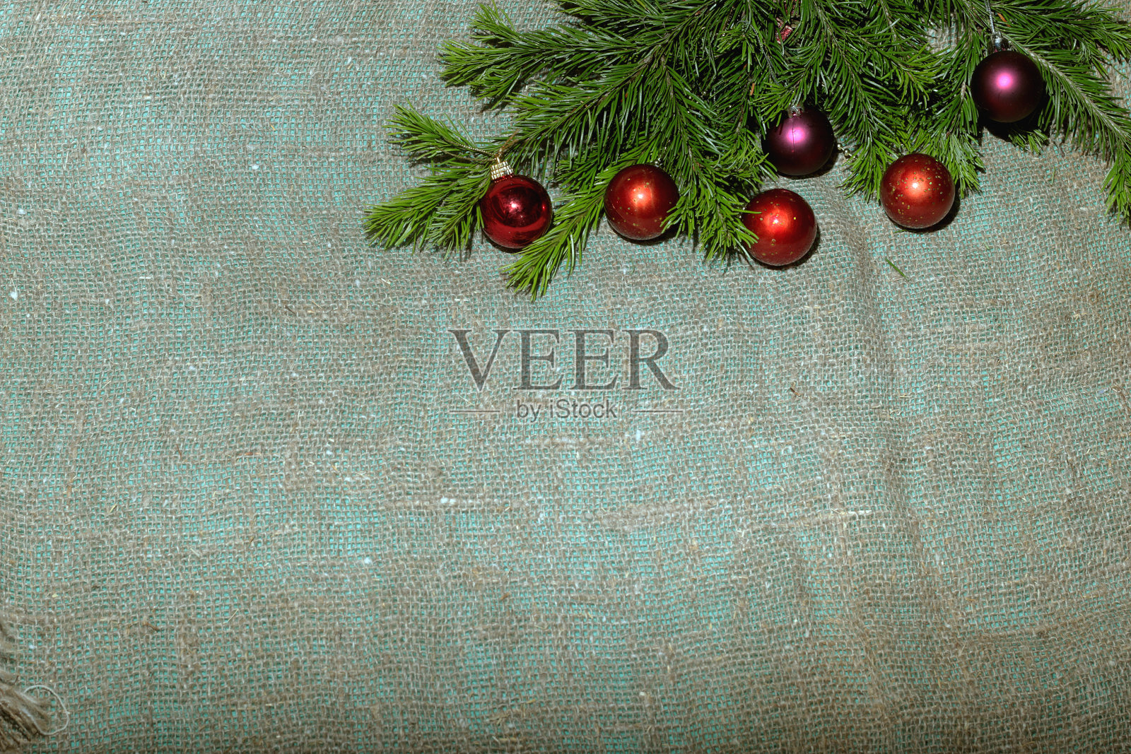 圣诞树的树枝和圣诞玩具背景照片摄影图片