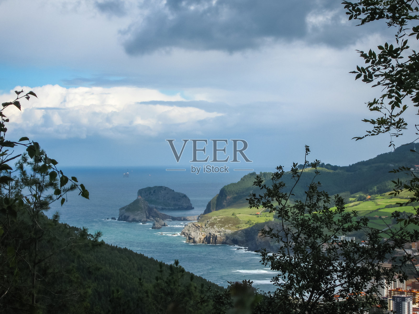 西班牙巴斯克地区Gastelugache岛上的小教堂照片摄影图片