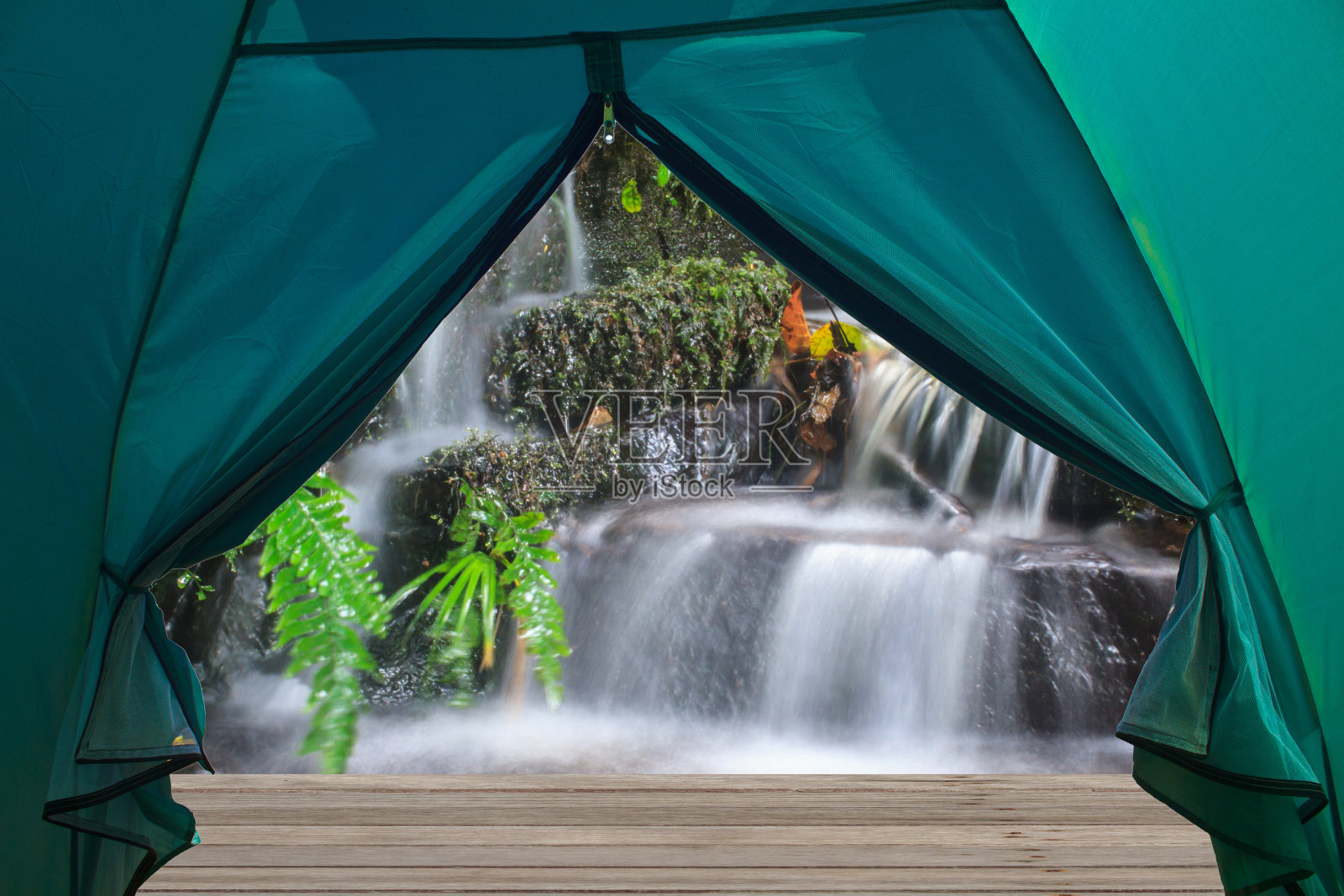 覆盖着苔藓的瀑布和岩石照片摄影图片