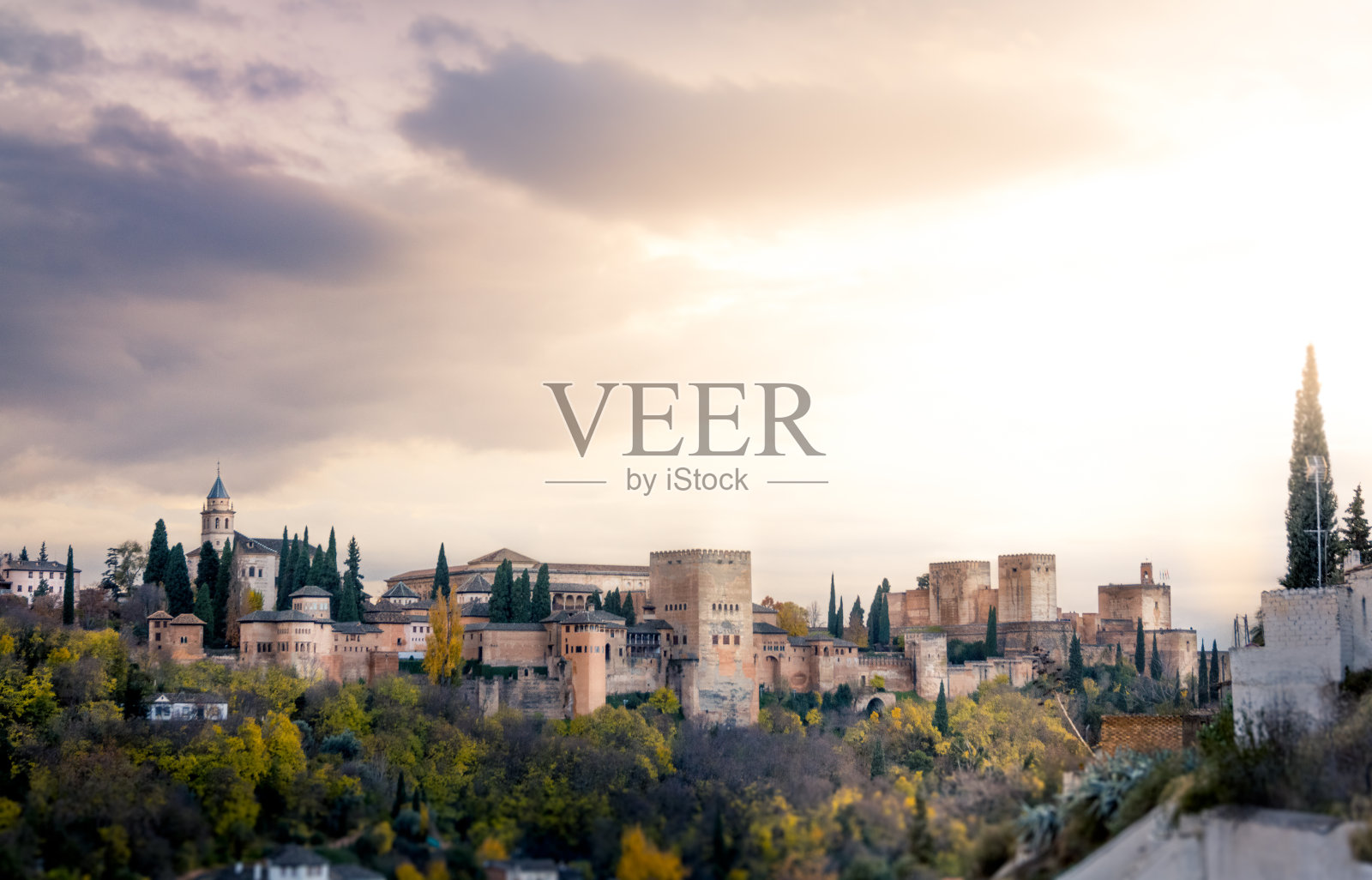 来自西班牙格拉纳达的阿罕布拉。照片摄影图片