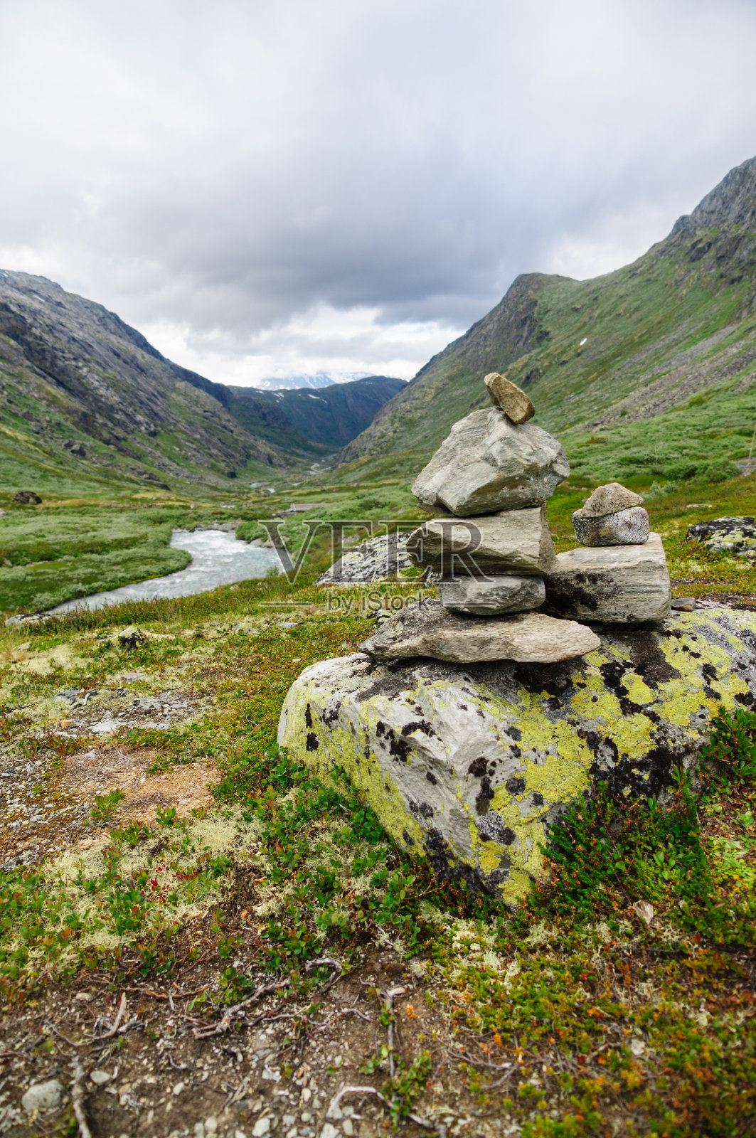 山谷前的石堆照片摄影图片