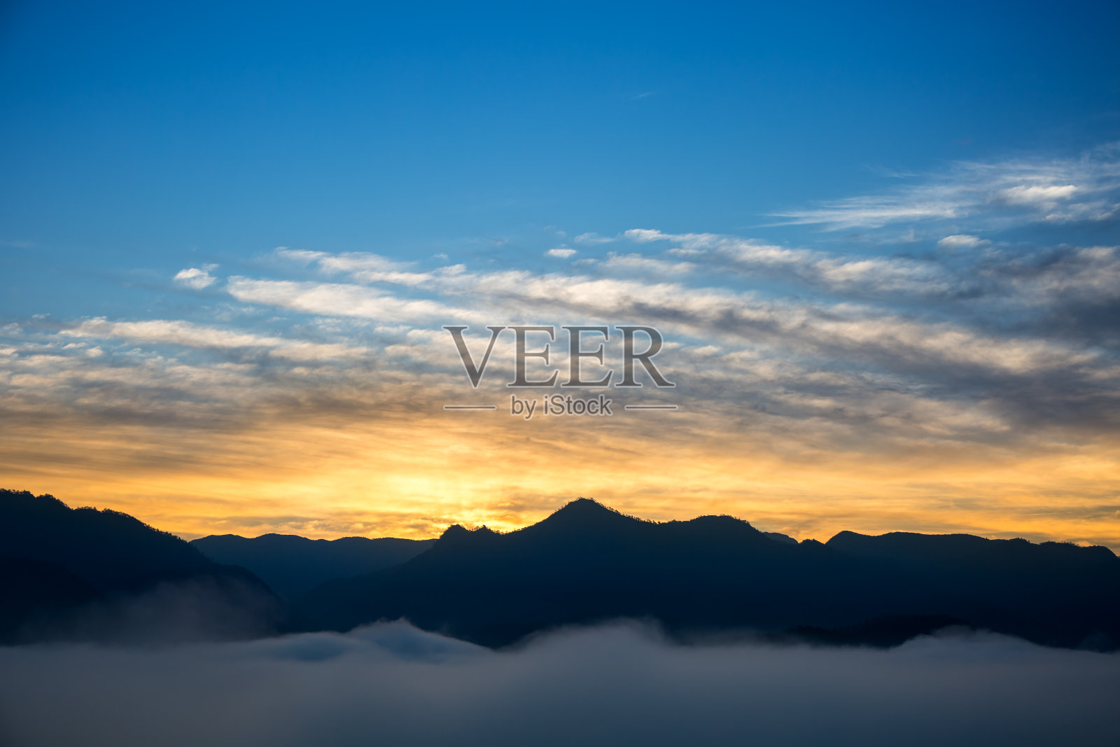 在日出前照片摄影图片