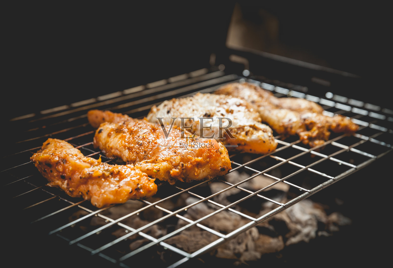 烤鸡配黑胡椒烧烤。复古风格。照片摄影图片