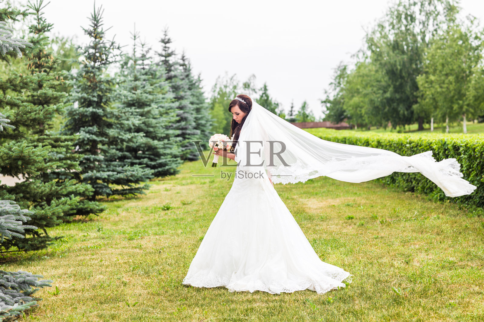 美丽的新娘拿着一束花在户外照片摄影图片