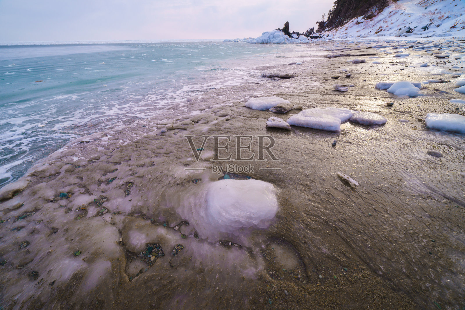 库页岛鄂霍次克海被冰覆盖的海岸照片摄影图片