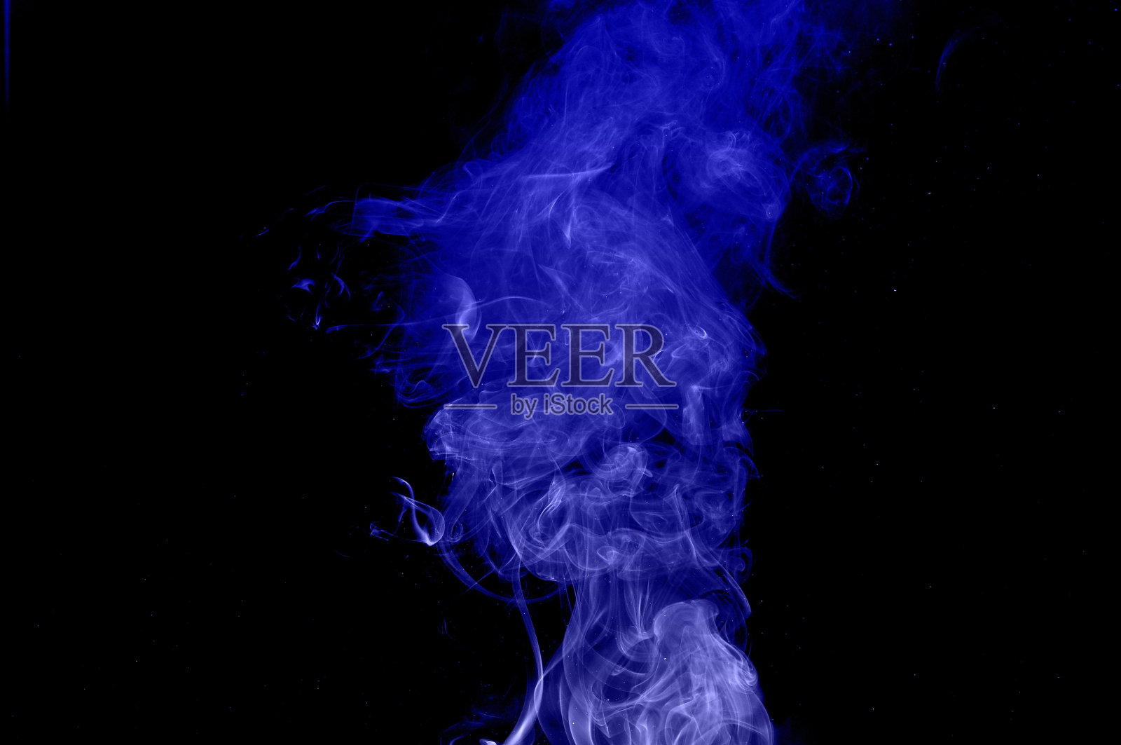 黑色背景上的蓝色烟雾照片摄影图片