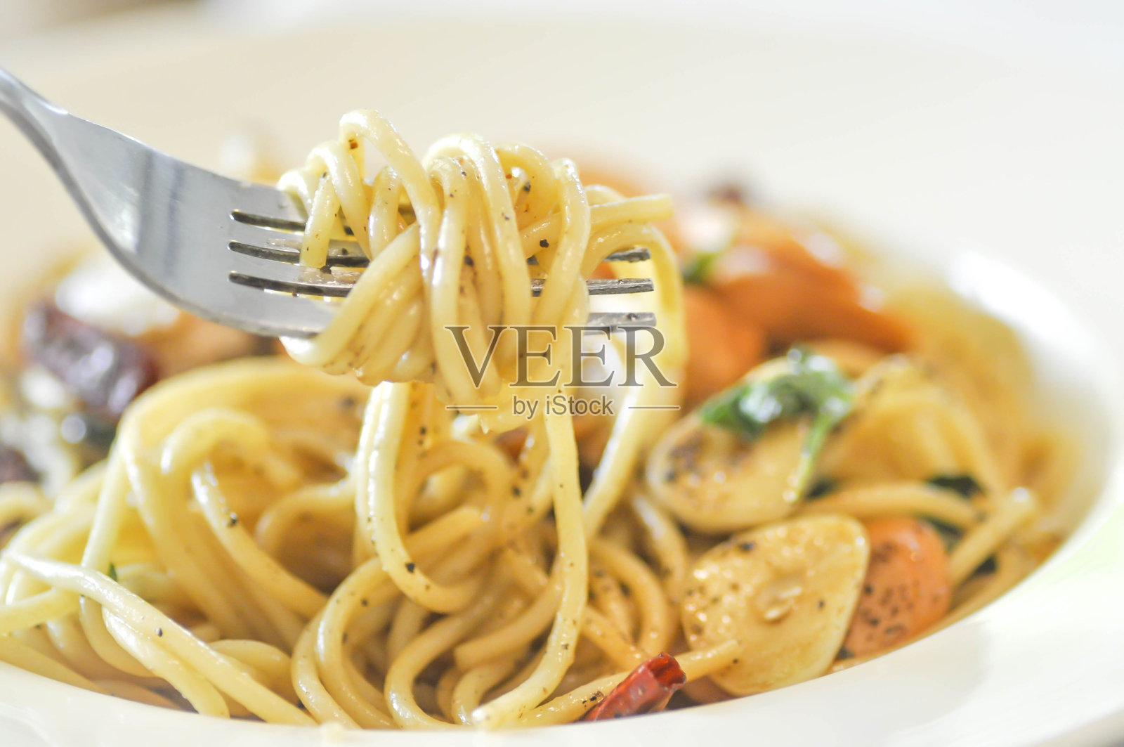 在模糊的背景中得到意大利面条照片摄影图片