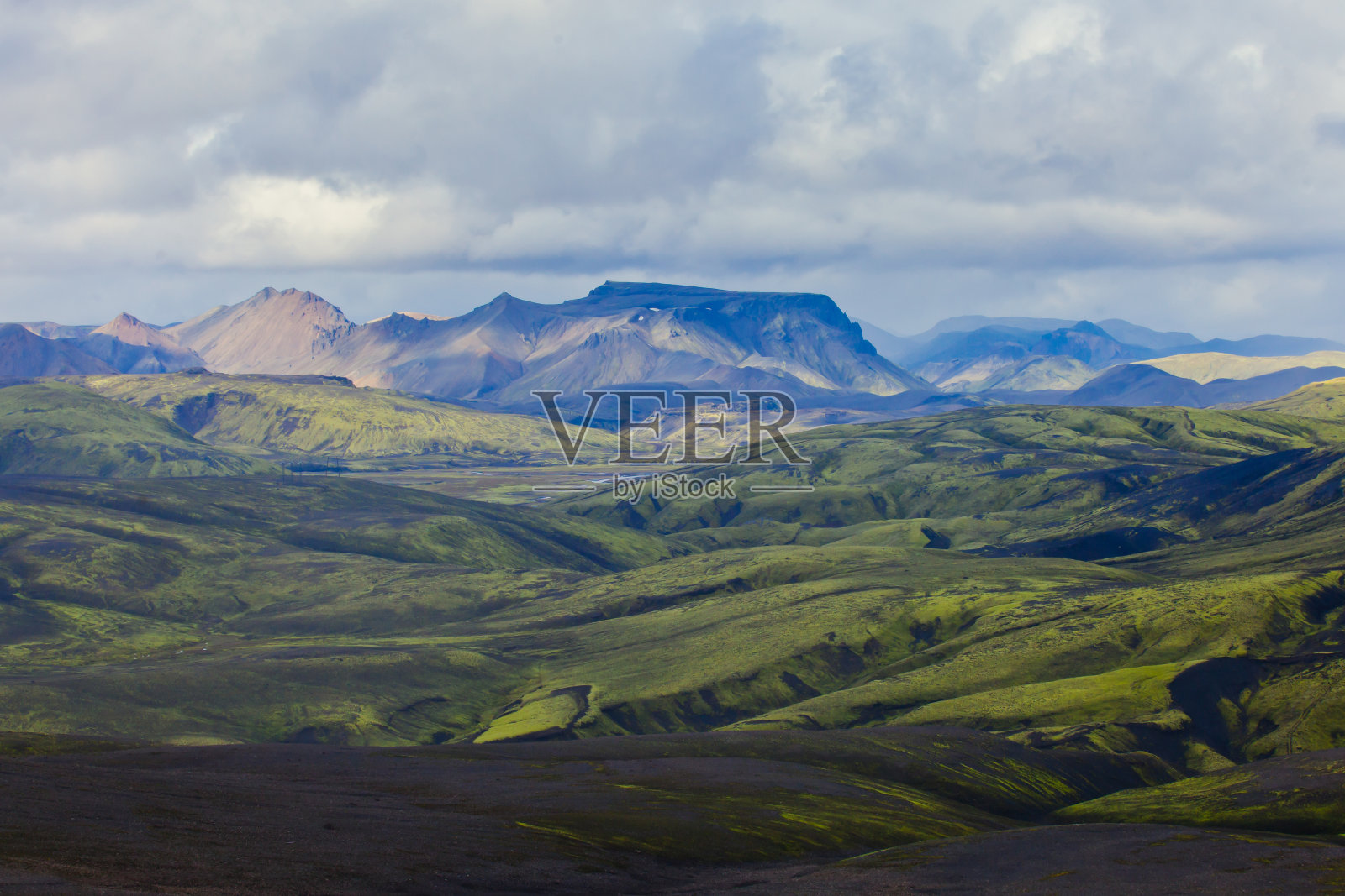 著名的冰岛徒步旅行中心landmannalaugar五颜六色的山脉景观，冰岛照片摄影图片