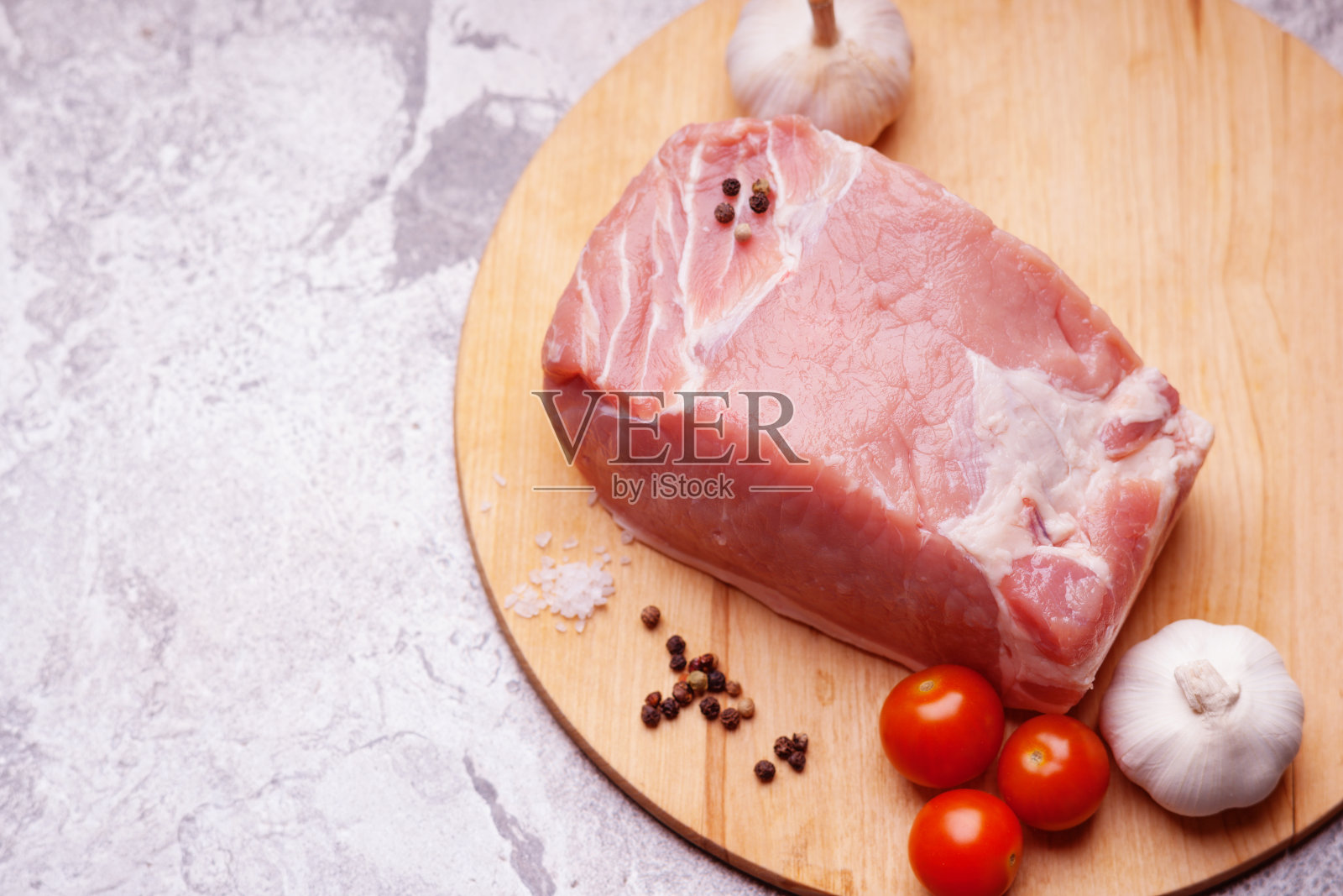 切菜板上的生猪肉和蔬菜照片摄影图片